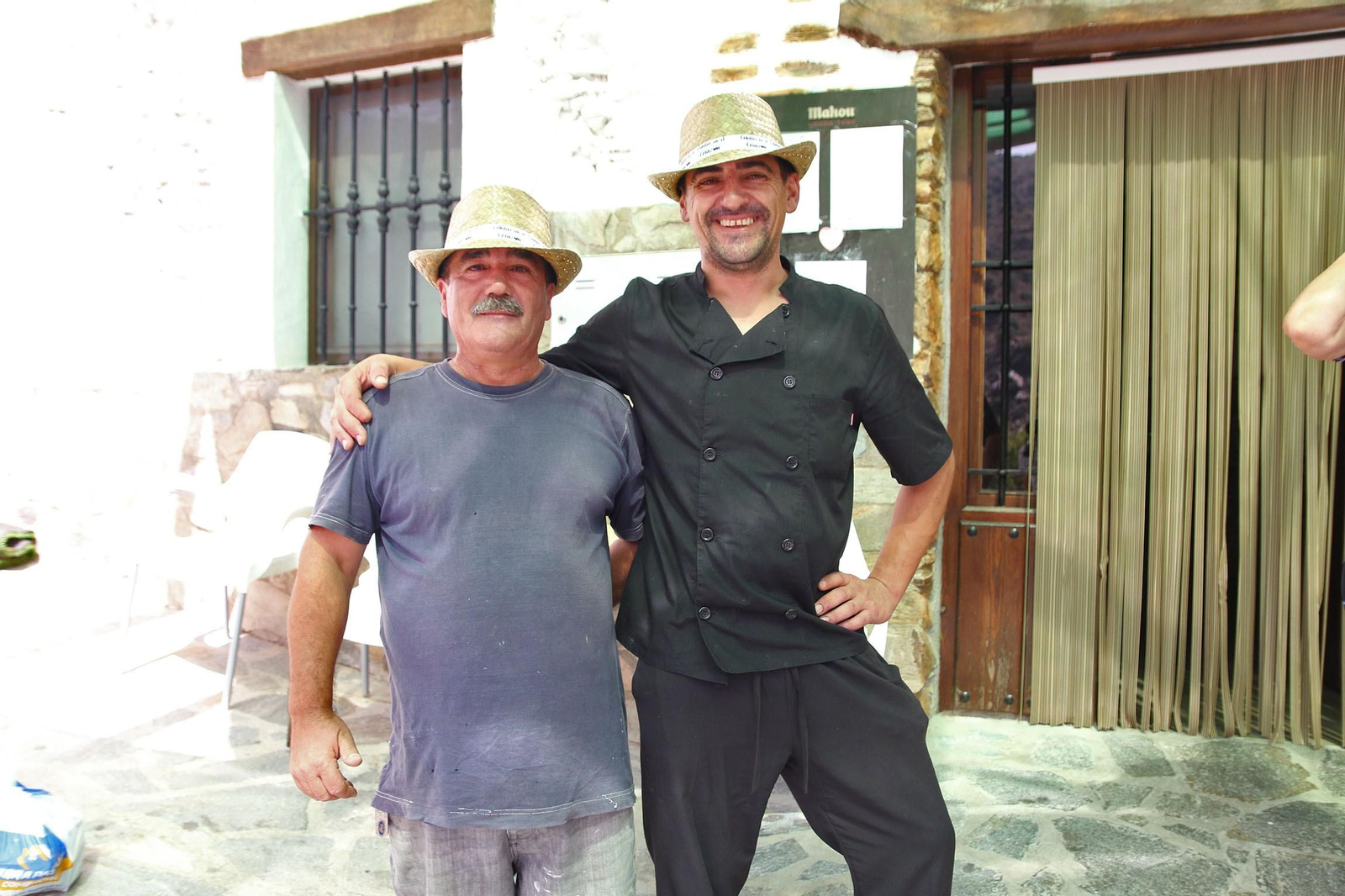 Imágenes de la ruta por bares y tiendas de comercio contra la Almería Vaciada