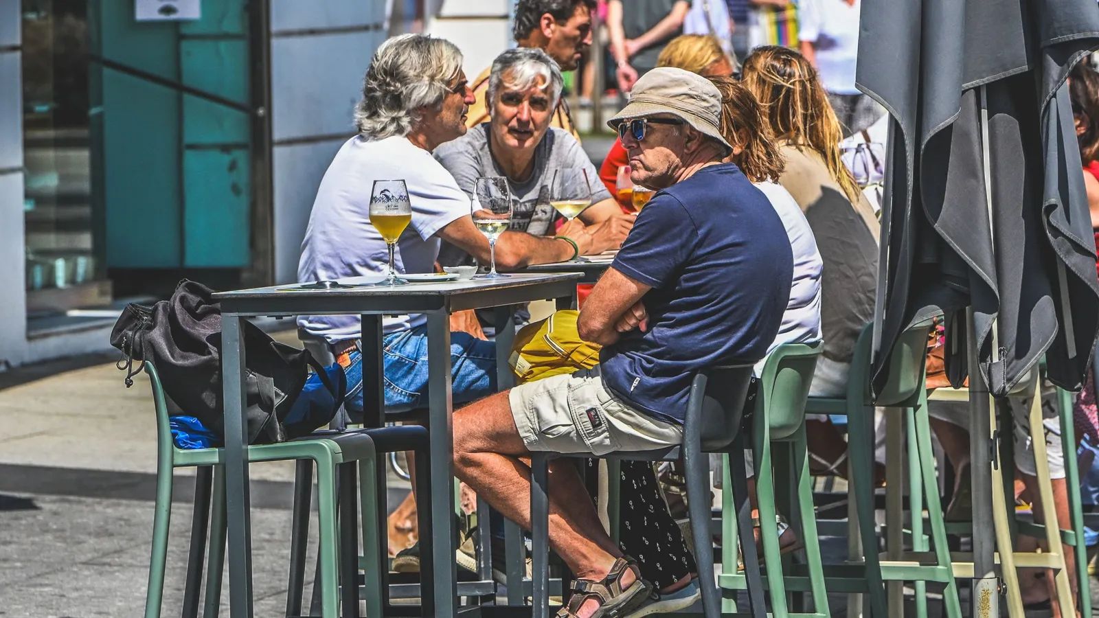 Unos turistas descansan y consumen en un bar durante el verano.
