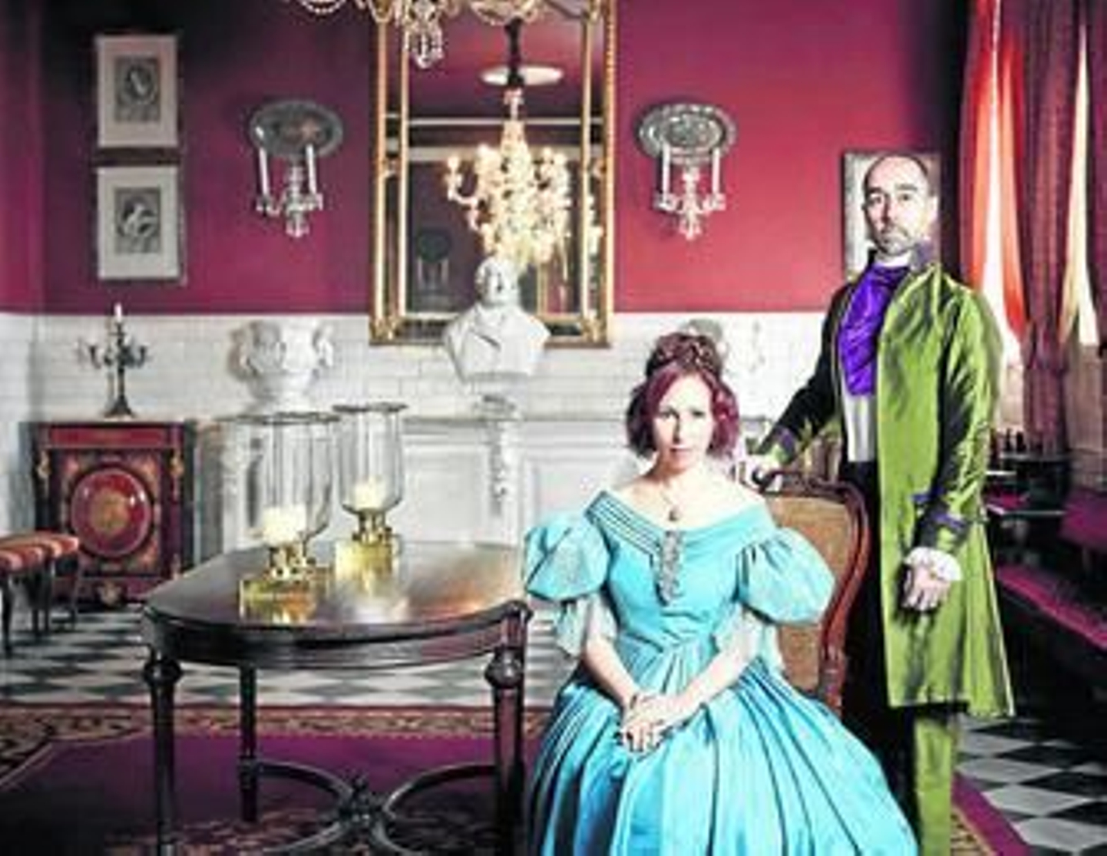 Anna Tonna y Emilio González Sanz posan ataviados de época en la Fundación Fernando de Castro.