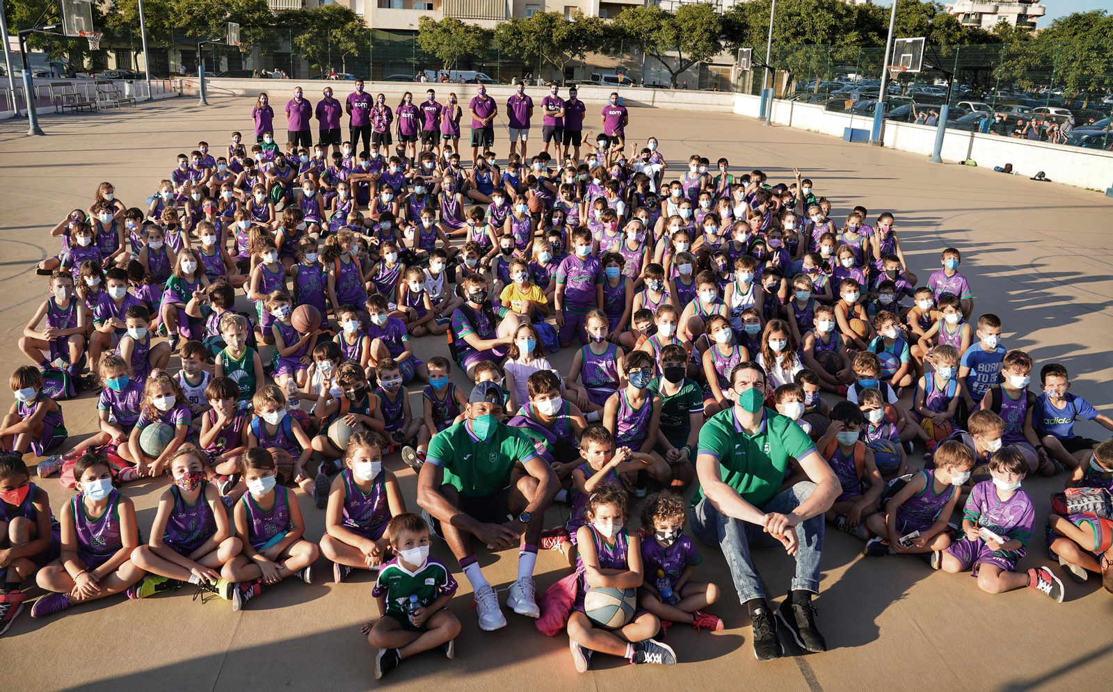 Carlos Suárez y Norris Cole, con los jóvenes en Teatinos.