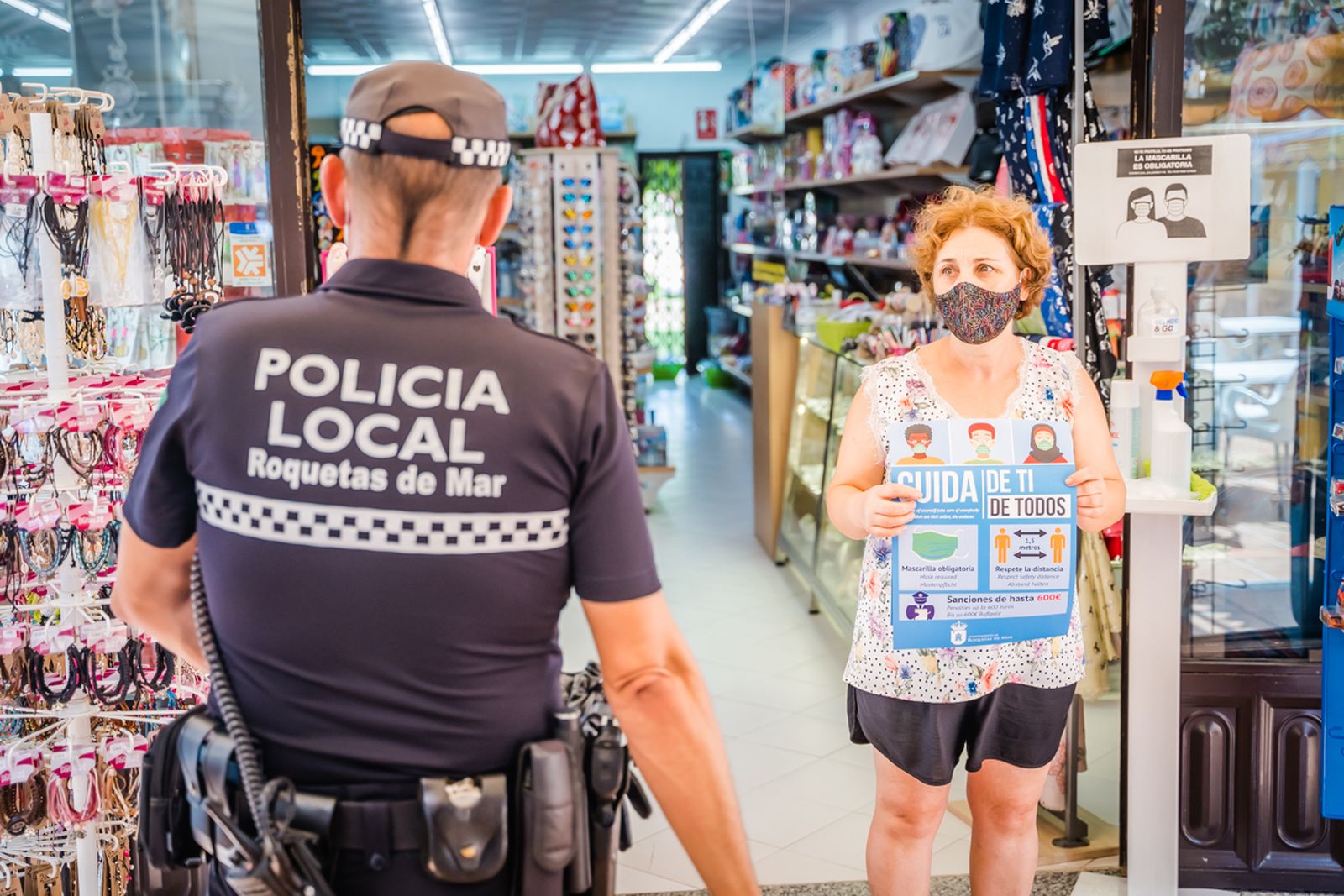 La Policía Local de Roquetas vigila que se cumplan las normas contra el coronavirus.