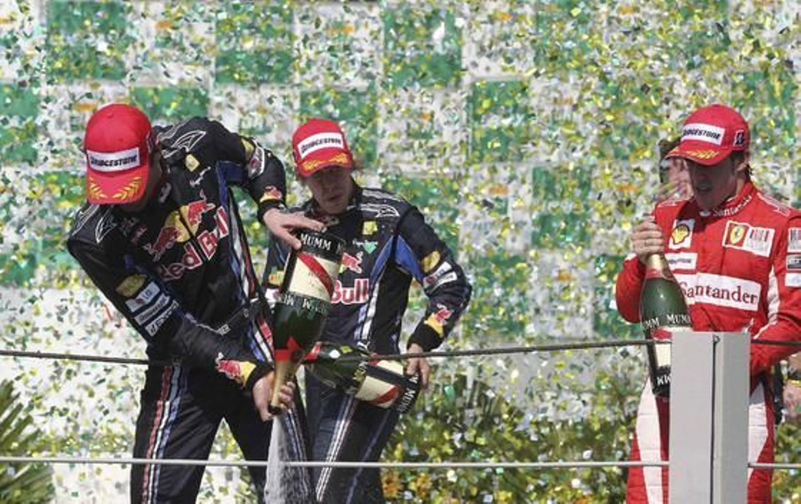 Vettel gana en Interlagos por delante de Webber y Alonso. / EFE