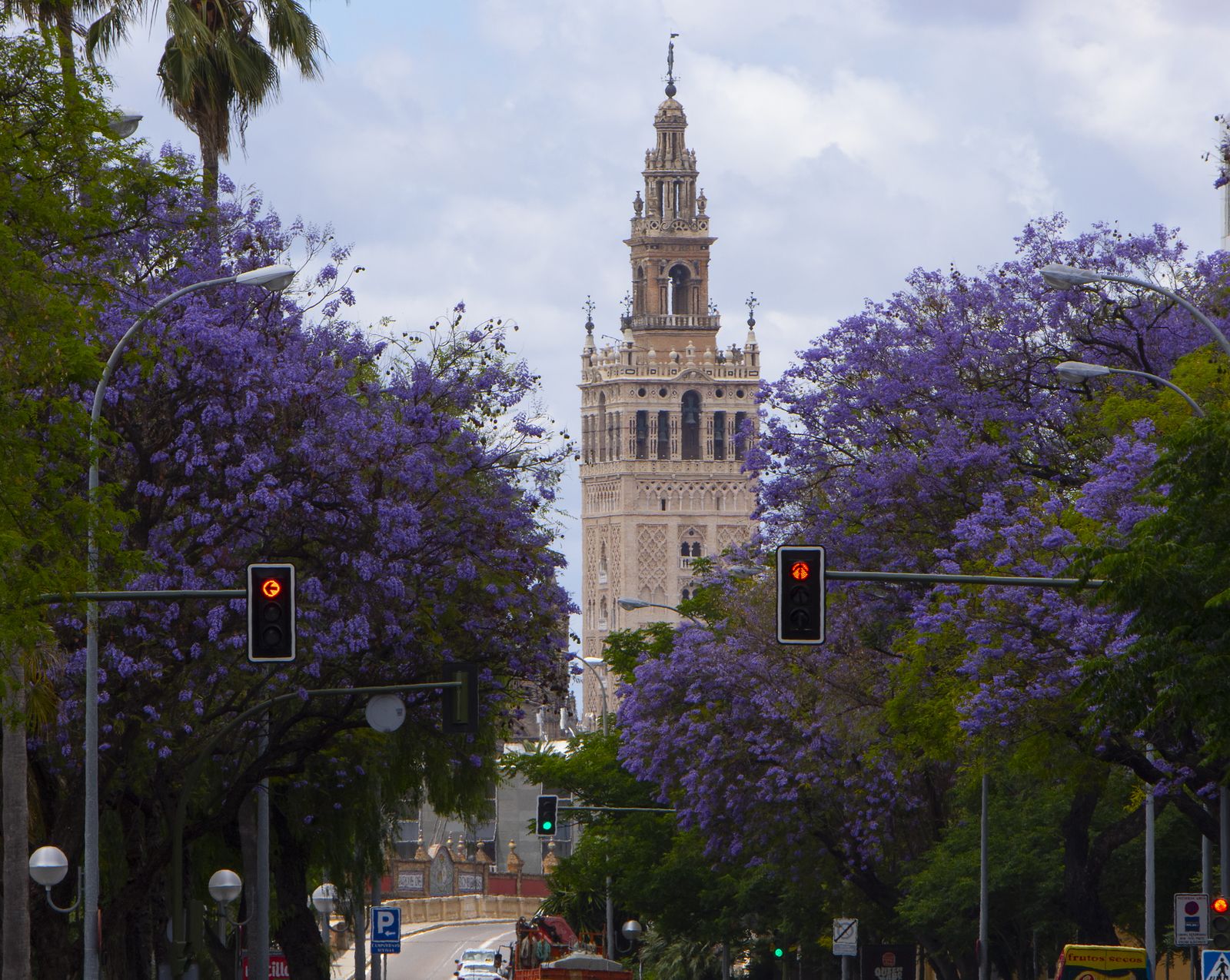 El color morado reina en Sevilla