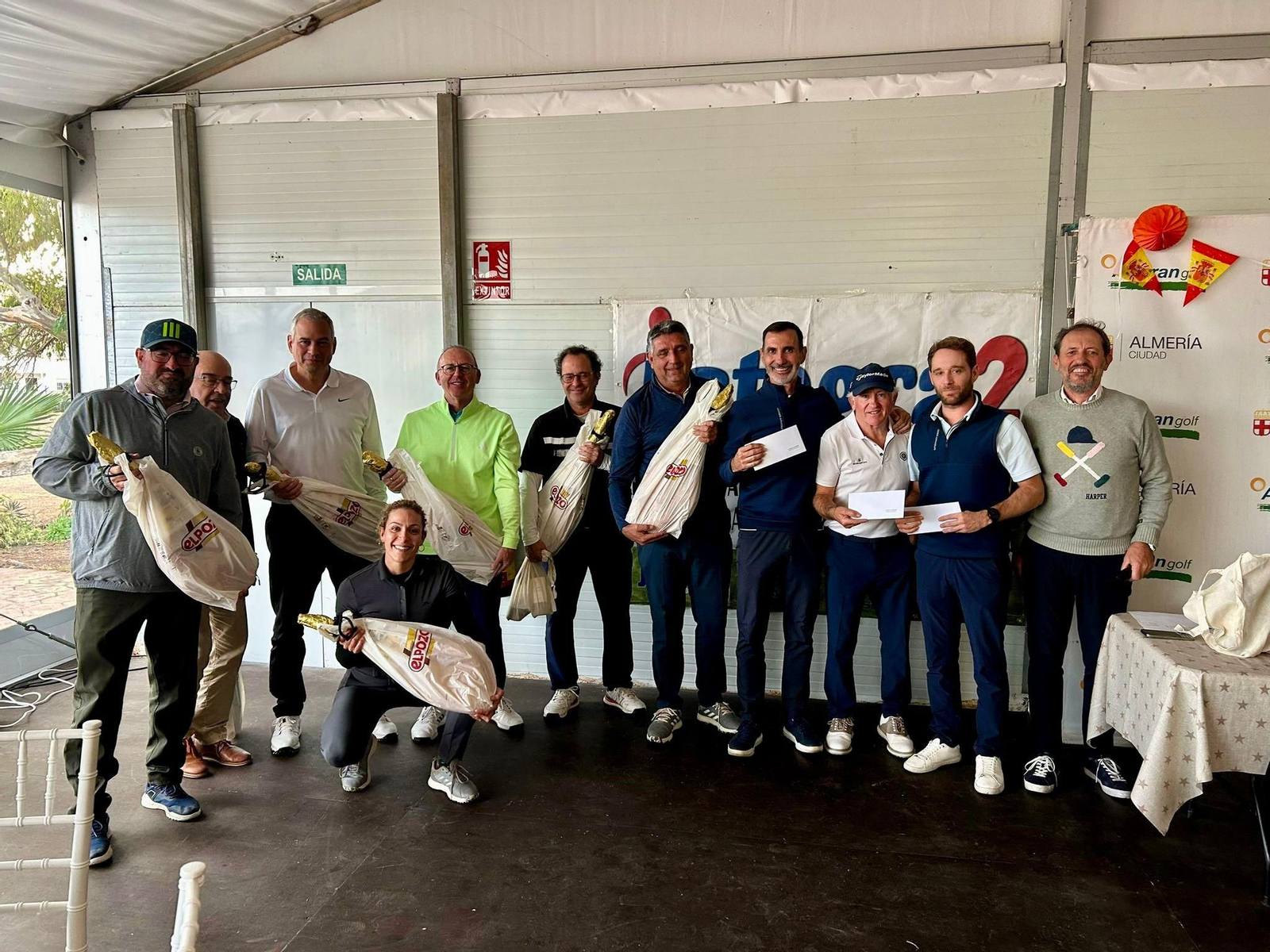 Varios de los participantes de la competición reciben sus correspondientes obsequios durante la entrega de premios.