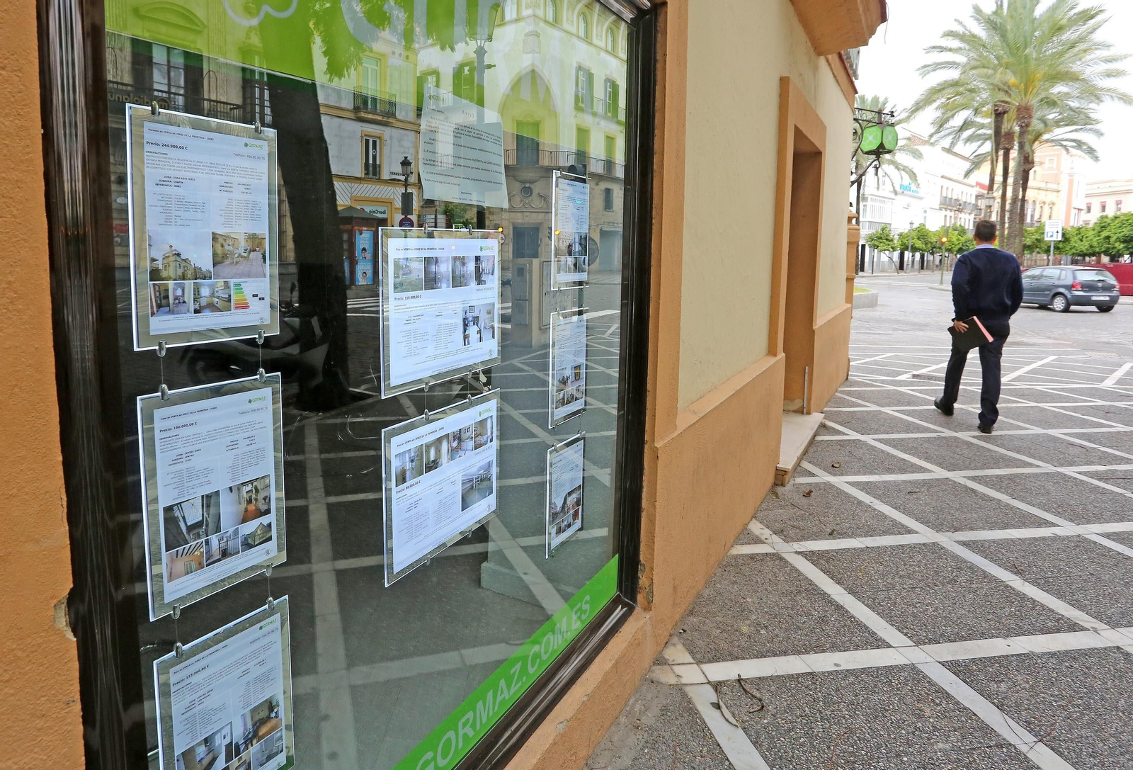 Escaparate de una inmobiliaria del centro de Jerez apenas una semana después de que se decretara la pandemia.