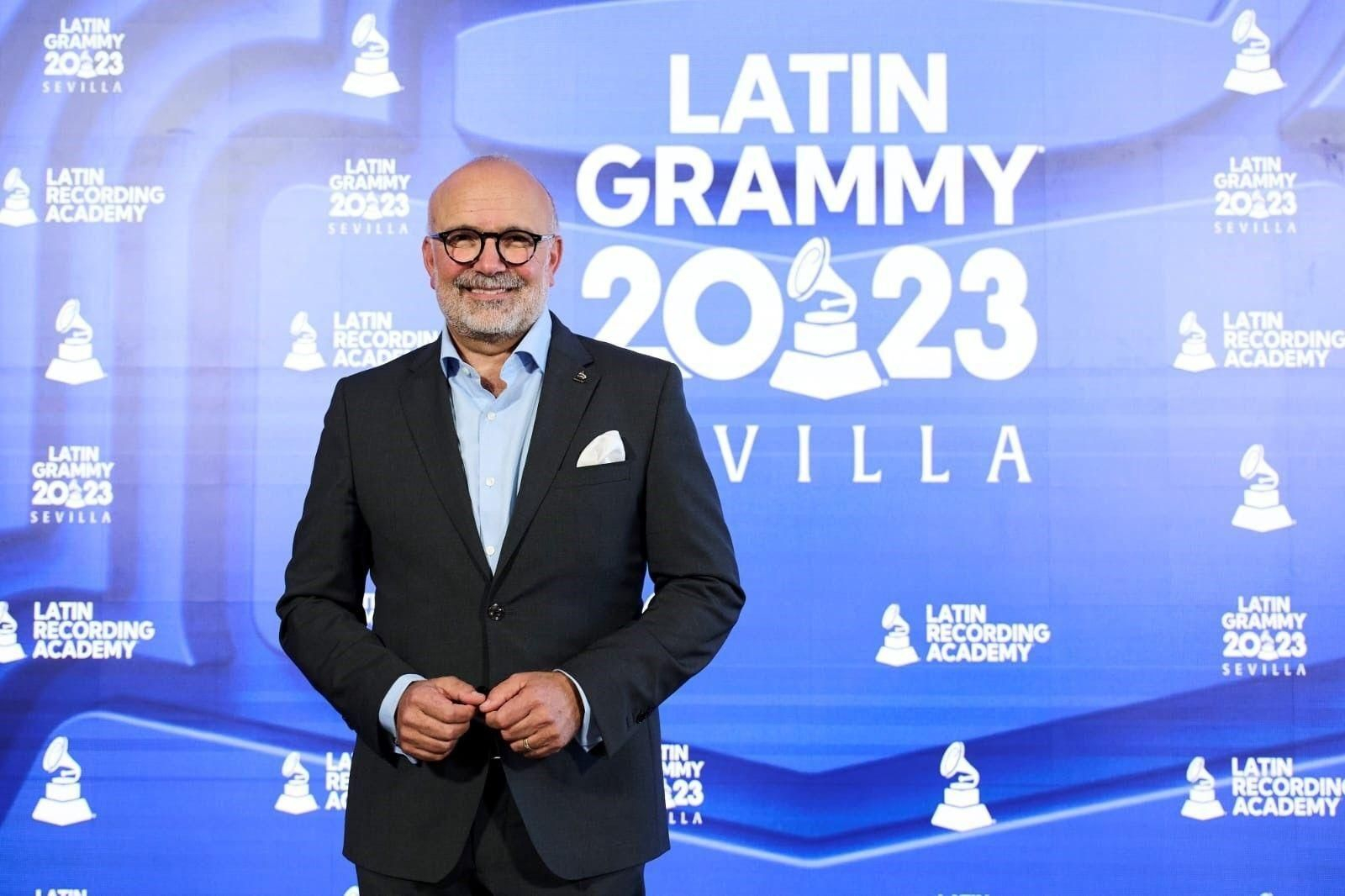 El CEO de la Academia Latina de Grabación, Manuel Abud, durante el anuncio de la ubicación andaluza de los Premios Grammy  Latinos.