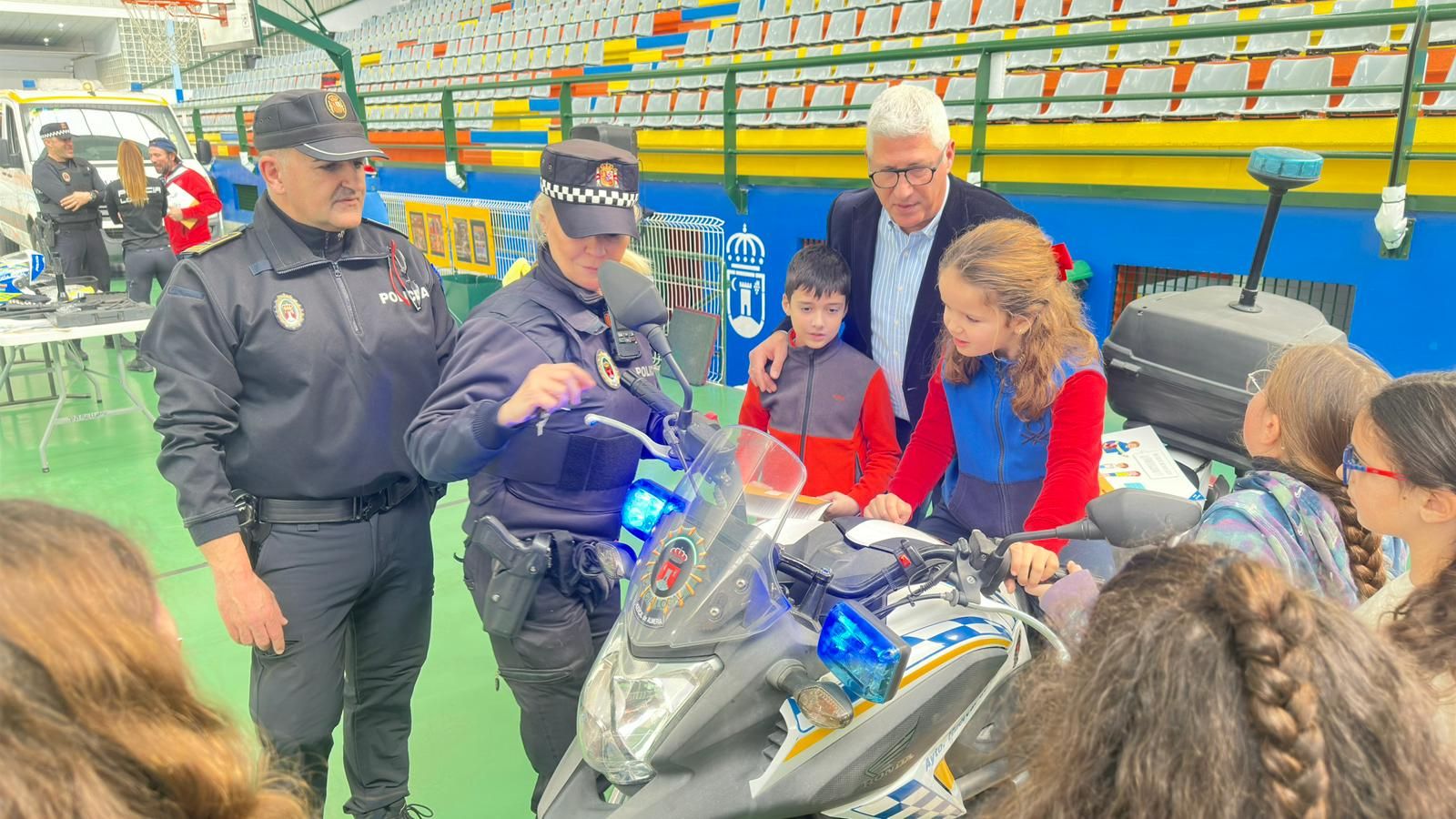 Los pequeños en una de las motos de policía.