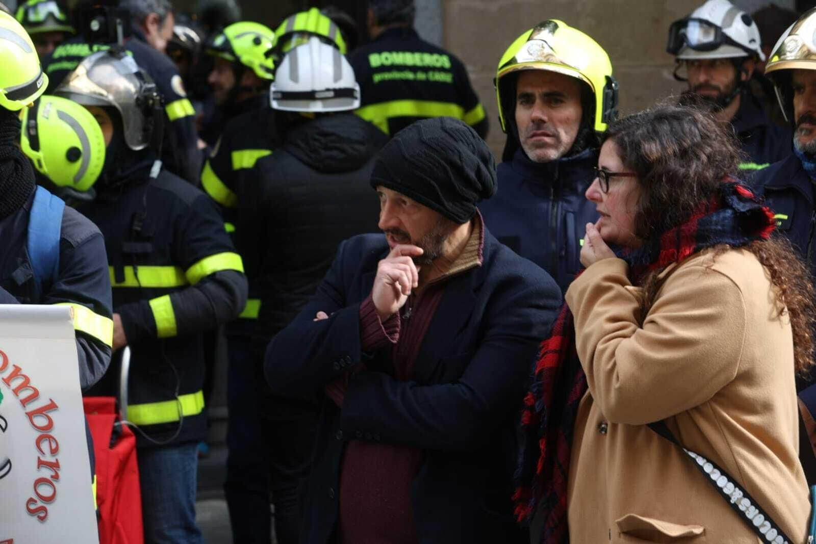 Los bomberos de Jerez marchan hasta el Ayuntamiento