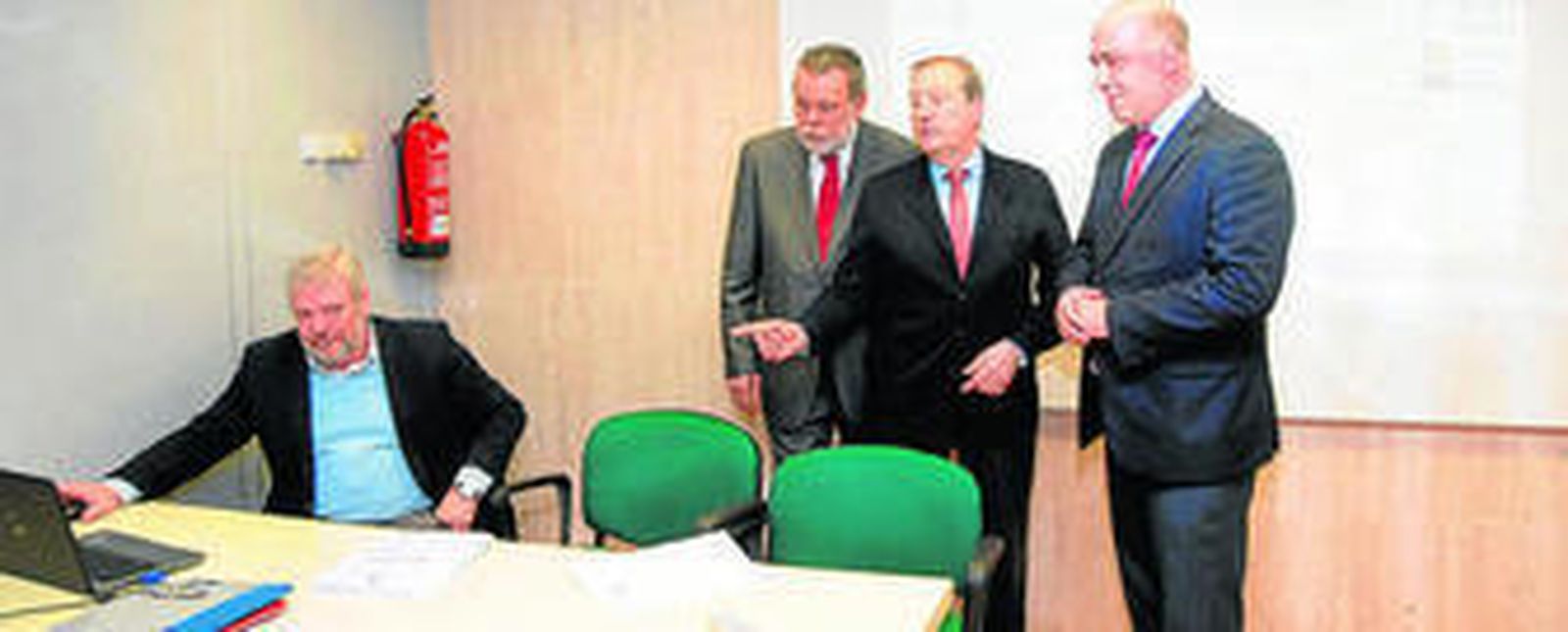 El presidente y el diputado de Hacienda, en el ICHL.