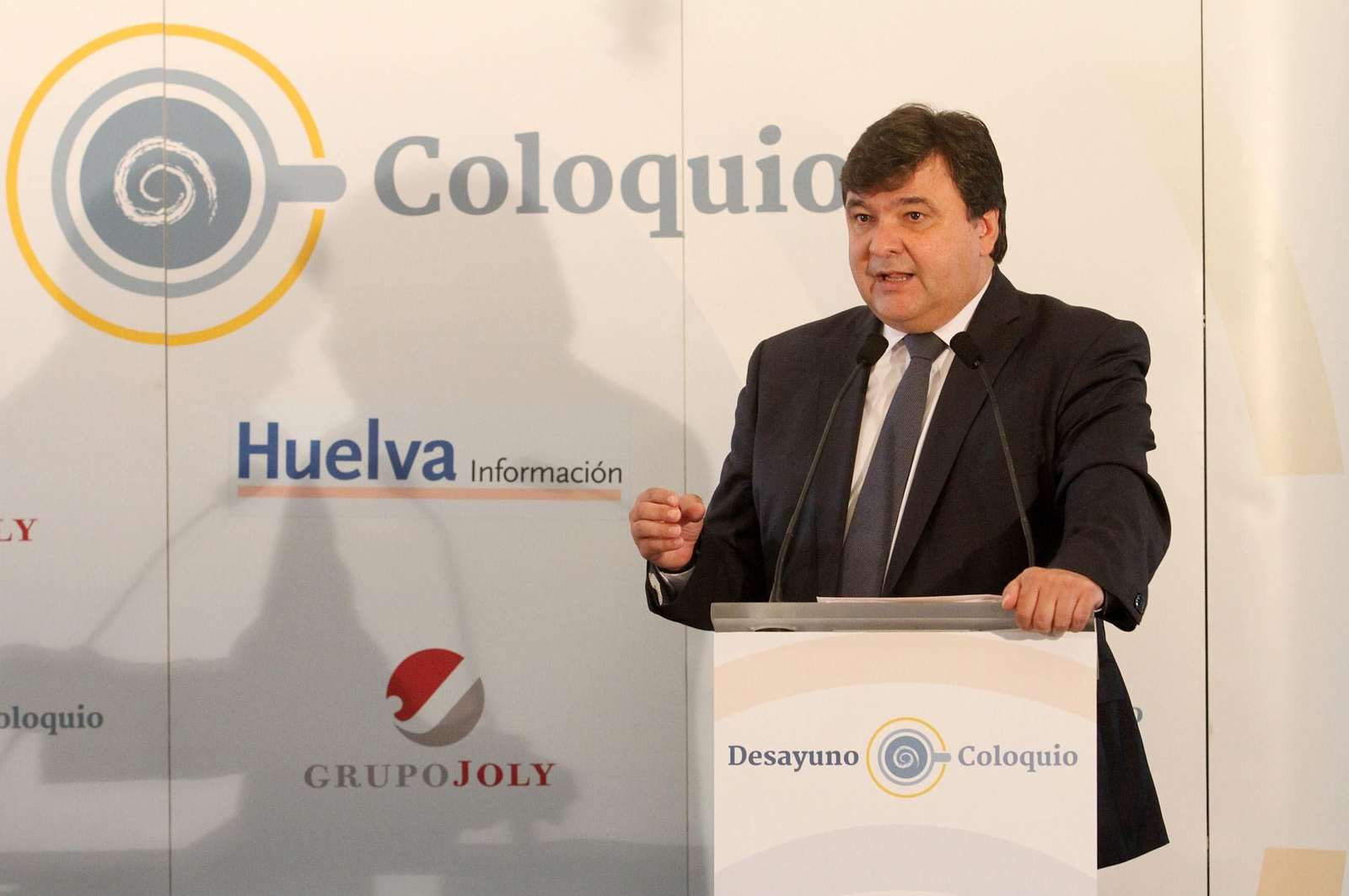 Imágenes de la conferencia y desayuno-coloquio de Gabriel Cruz, alcalde de Huelva