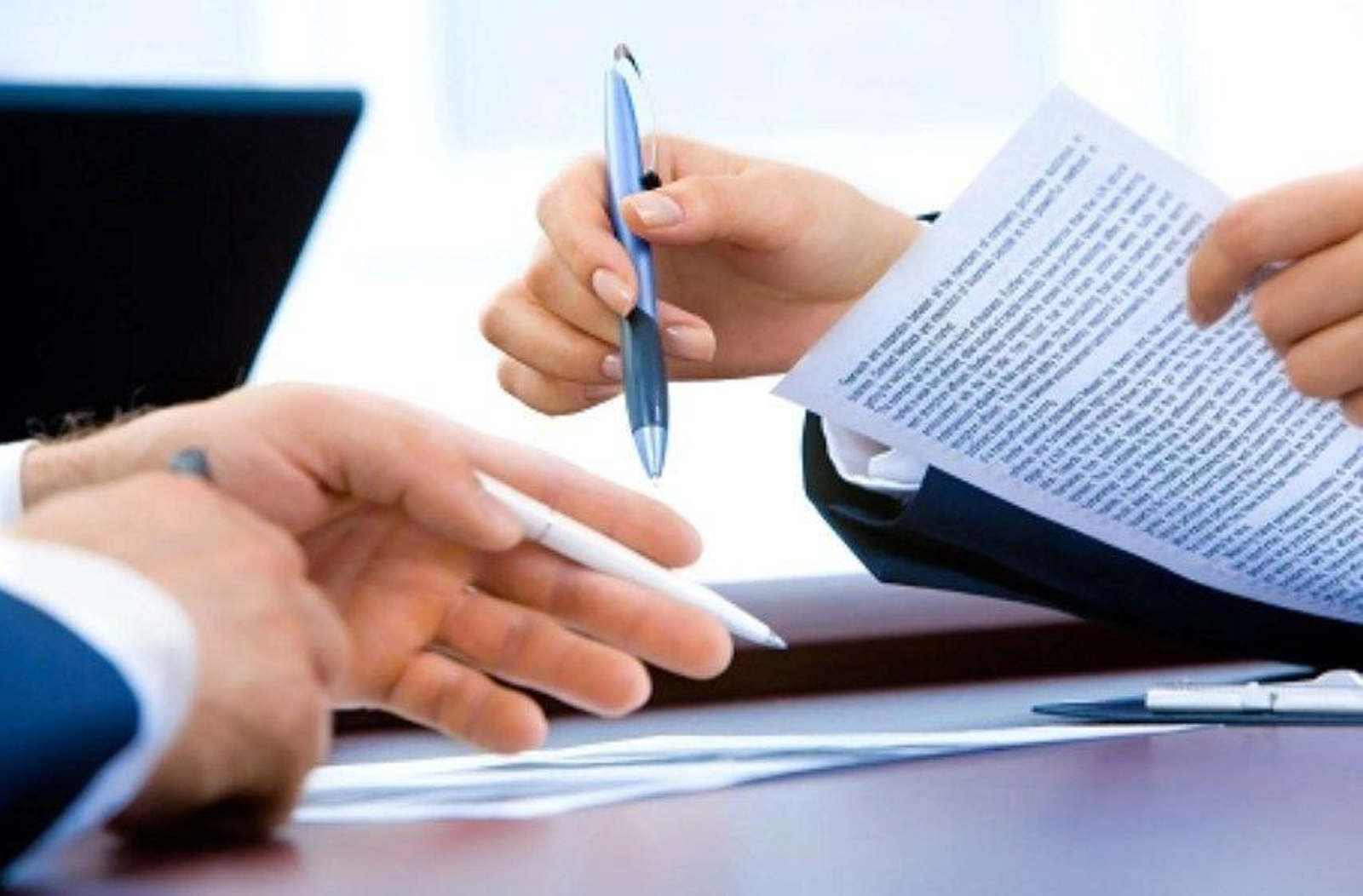 Firma de un contrato para la creación de una sociedad mercantil.