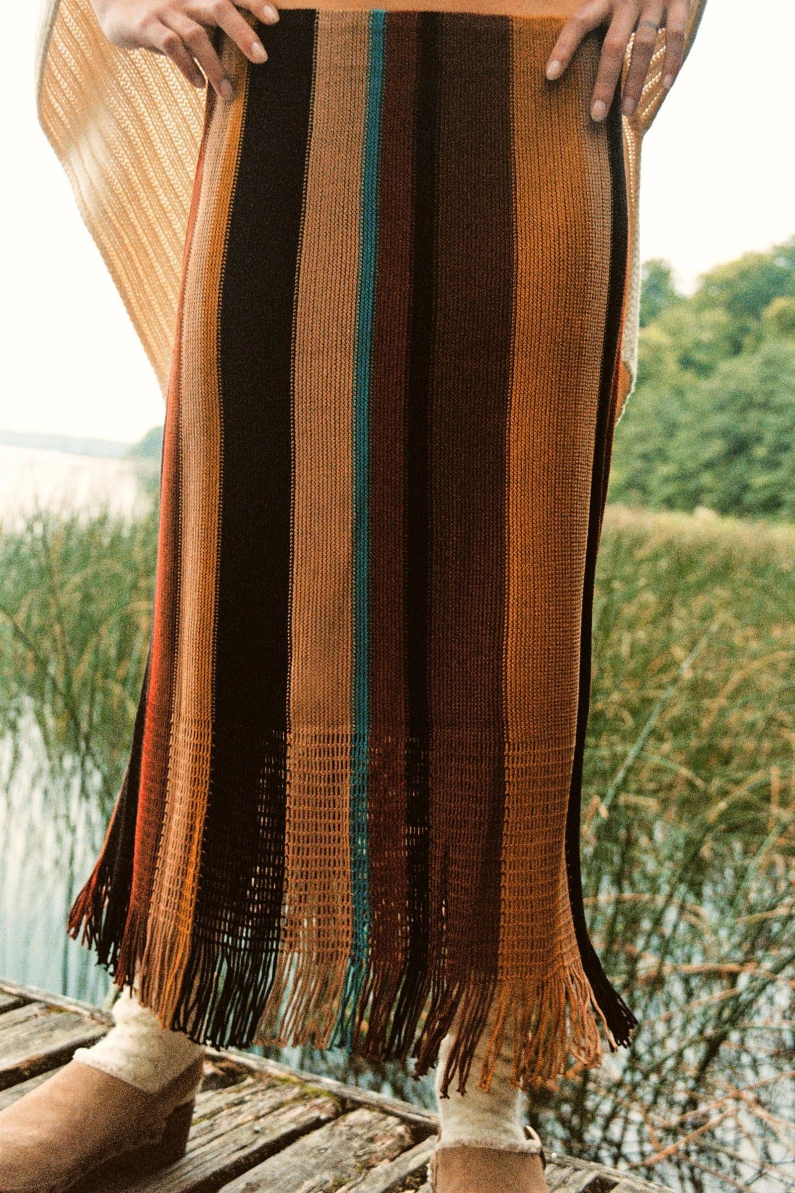 Falda de punto y rayas de Zara.