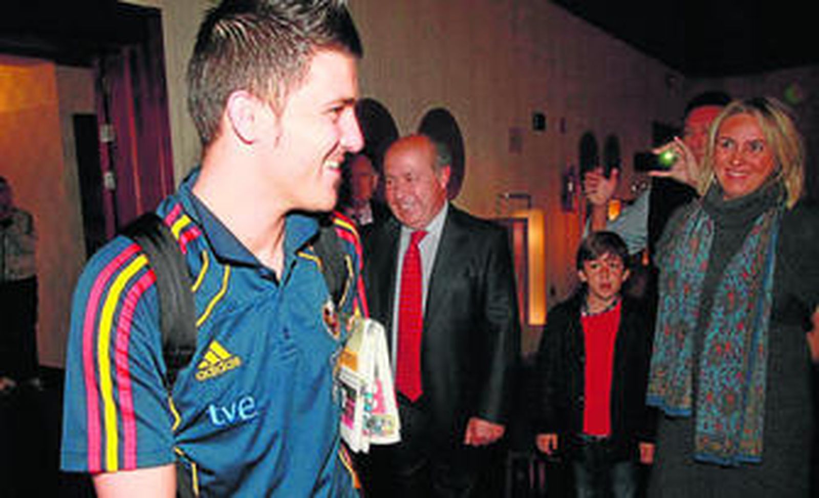 David Villa sonríe durante la visita de la selección española al Ayuntamiento de Granada.
