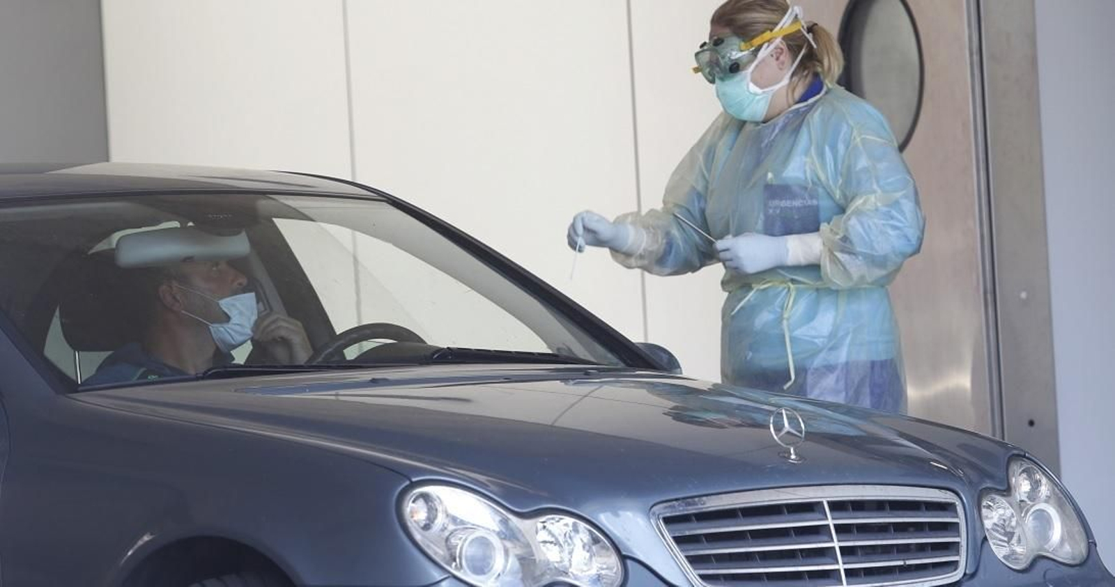 Una profesional sanitaria recoge muestras en un test rápido de coronavirus.