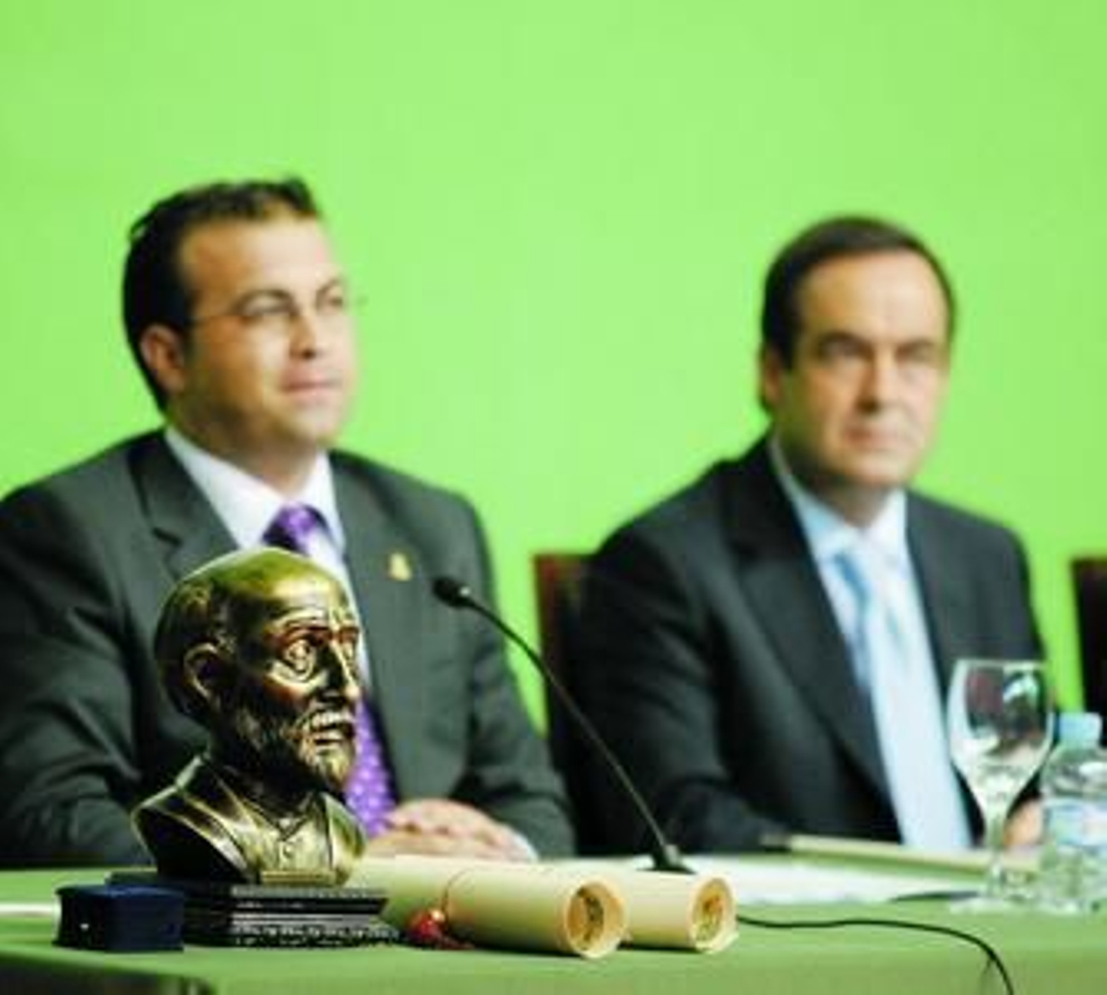 El Premio Nicolás Salmerón en la mesa del pleno, presidida por Francisco Guil y José Bono.