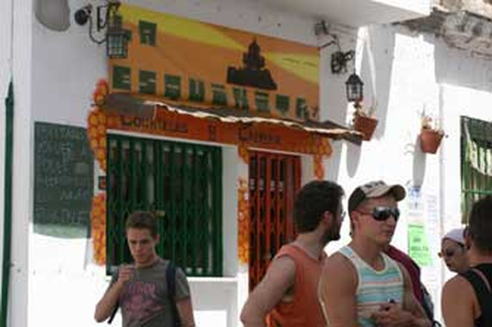 El bar de copas La Esquinita, cerrado ayer a cal y canto con un cartel a la izquierda en el que informaba de la intención de abrir lo antes posible. /Manuel Aragón Pina