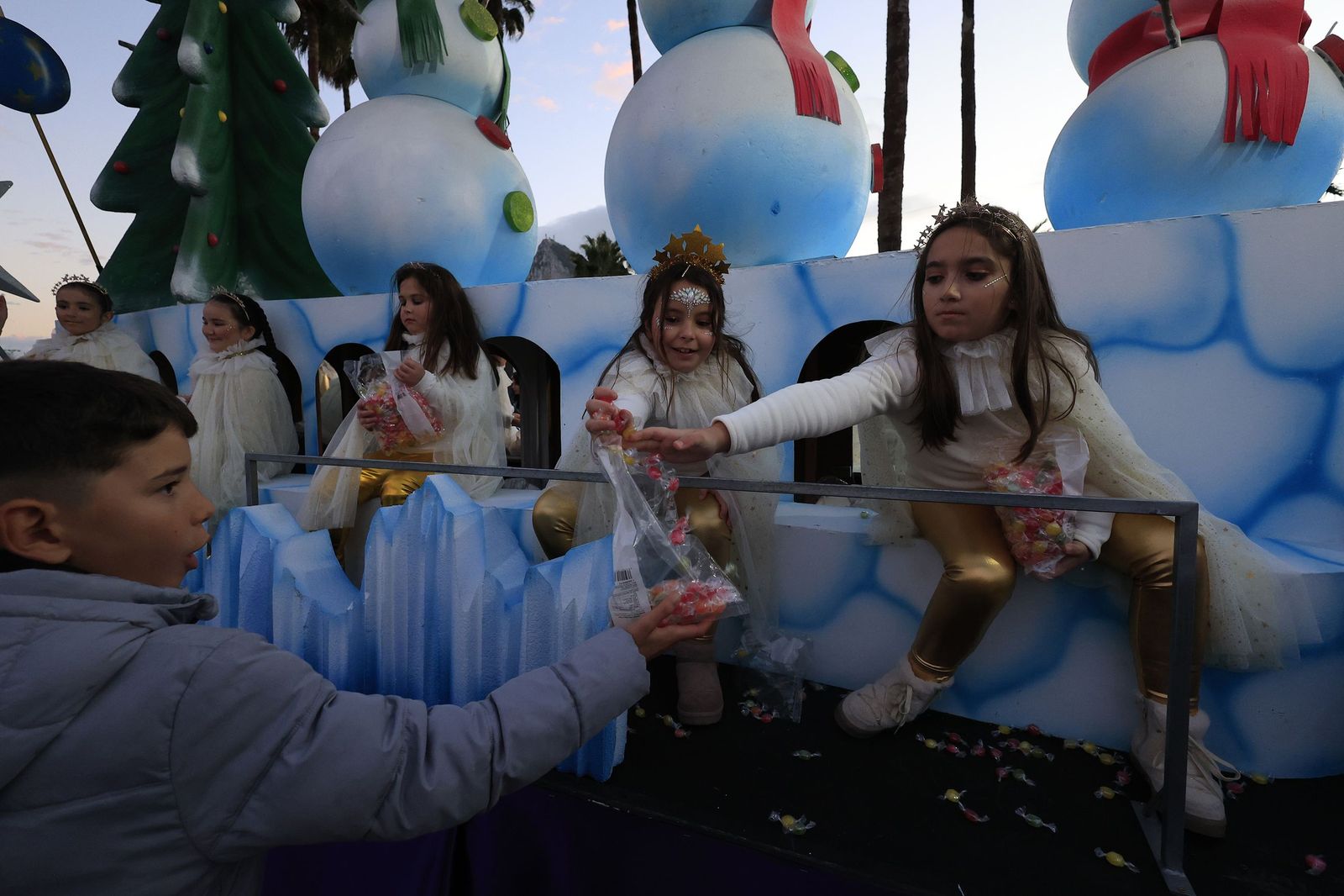 Búscate en las fotos de la cabalgata de Reyes Magos 2026 en La Línea