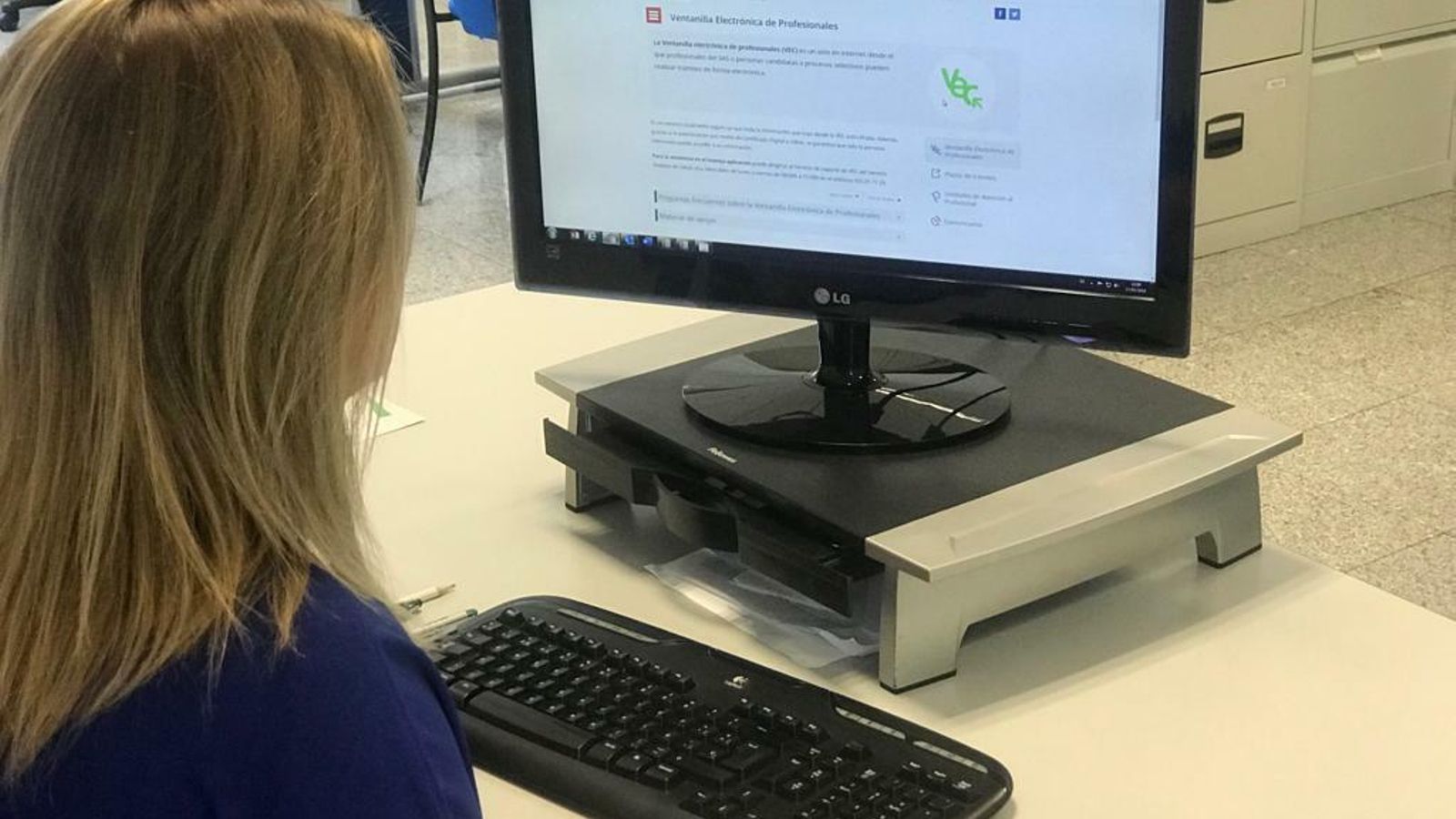 Una opositora accede a la ventanilla electrónica del SAS.