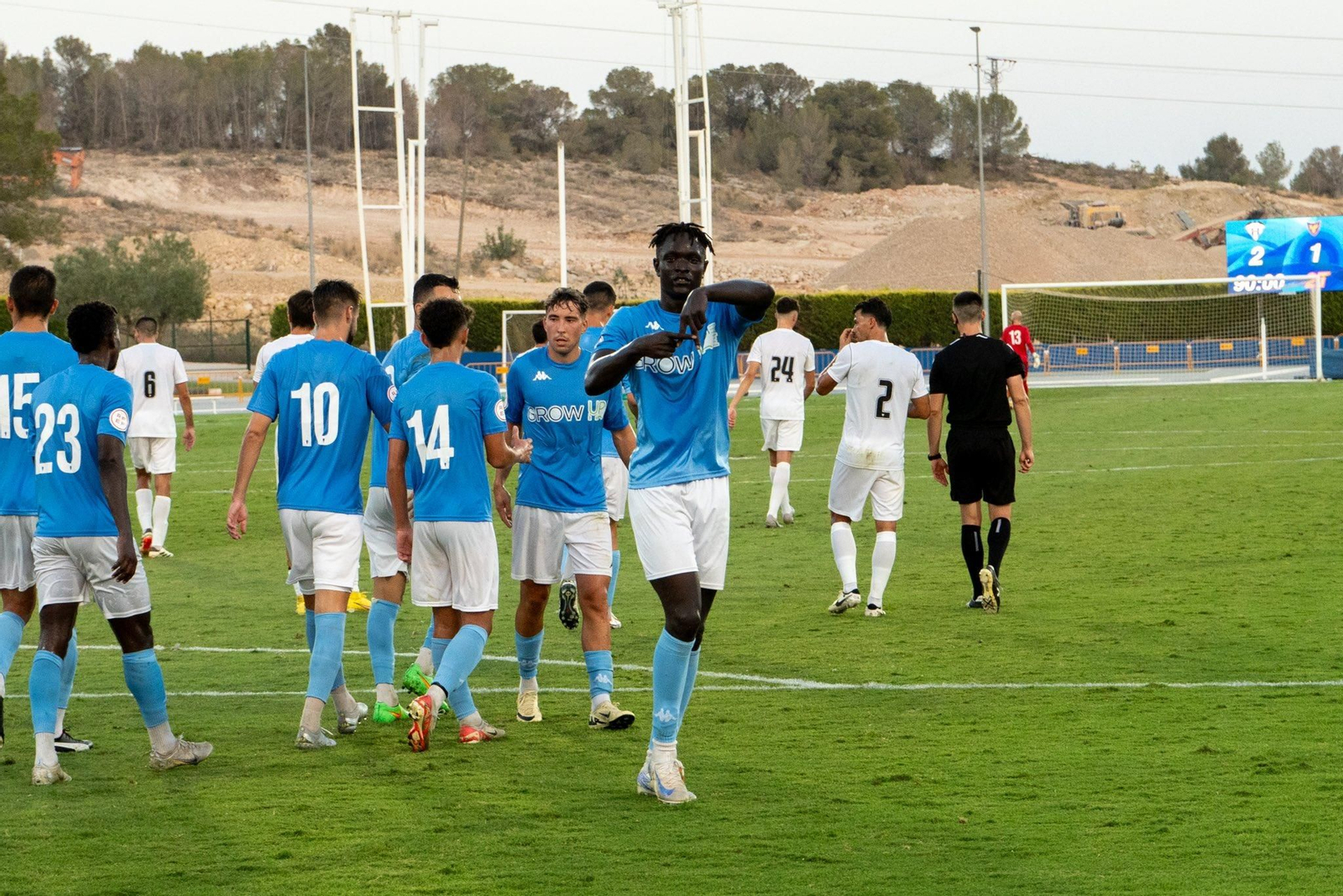 Magol Ngiang celebra su gol al UCAM Murcia en el partido de preparación que ganó el Alcoyano