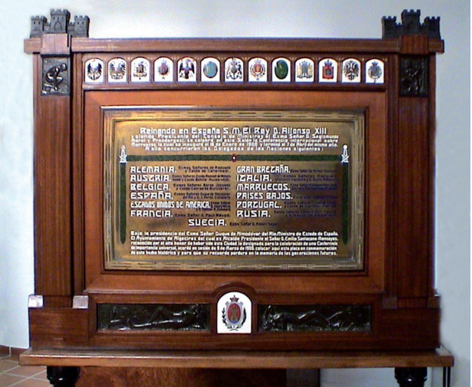 Fotografía de la placa conmemorativa de la Conferencia Internacional sobre Marruecos celebrada en Algeciras en 1906 y donada a la ciudad en 1909 por la casa alemana “Wratzker & Steiger” de Halle.