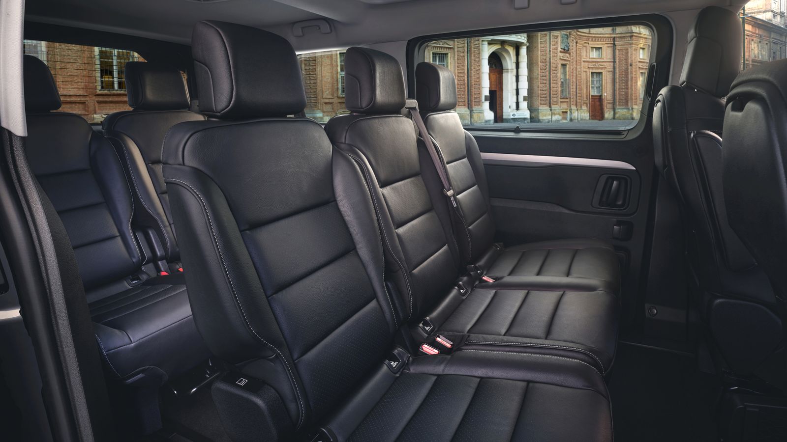 La máxima capacidad es de ocho pasajeros, de incorporar tres asientos en la fila central.