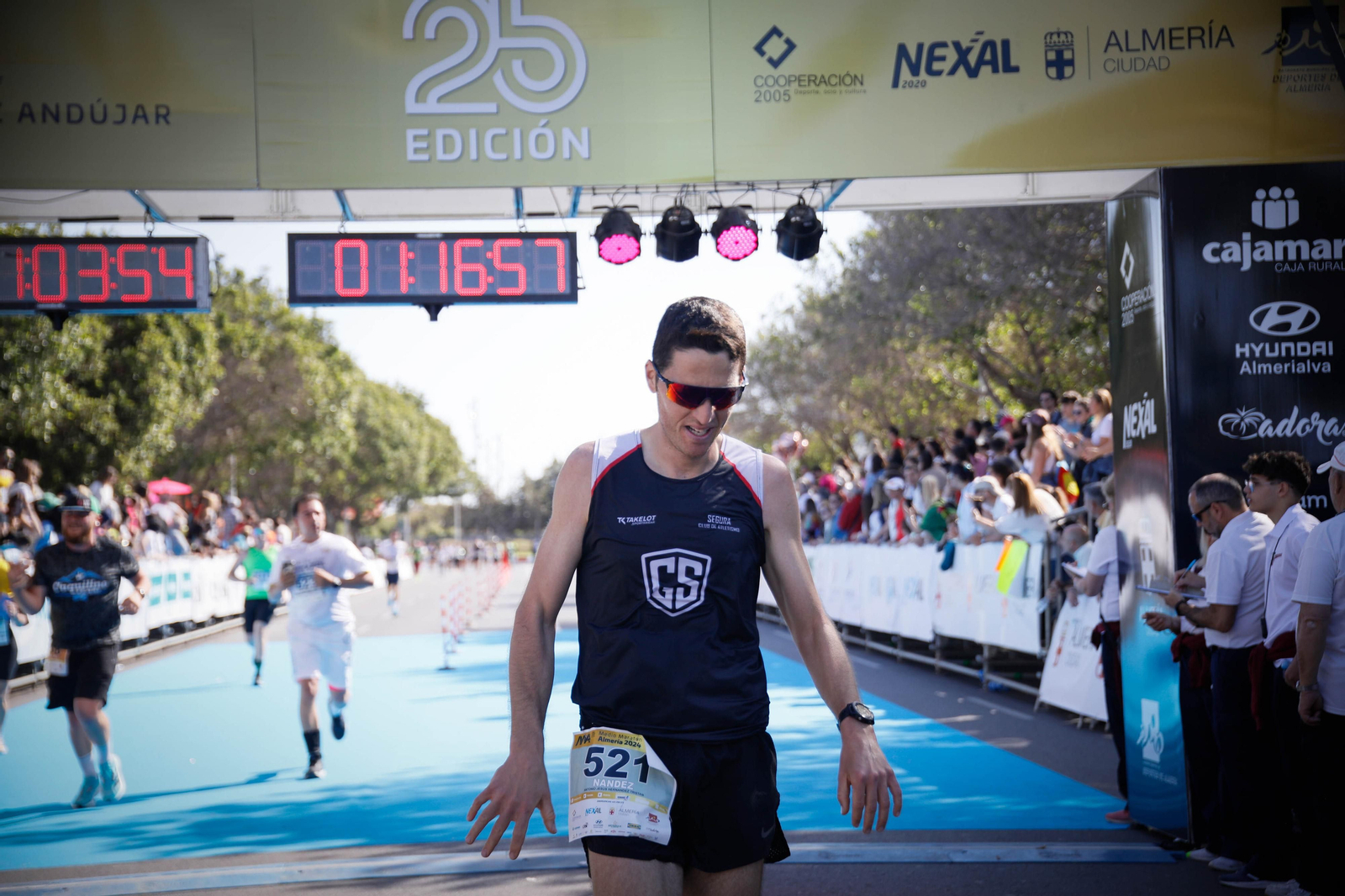 Imágenes de la llegada de la Media maratón Ciudad de Almería