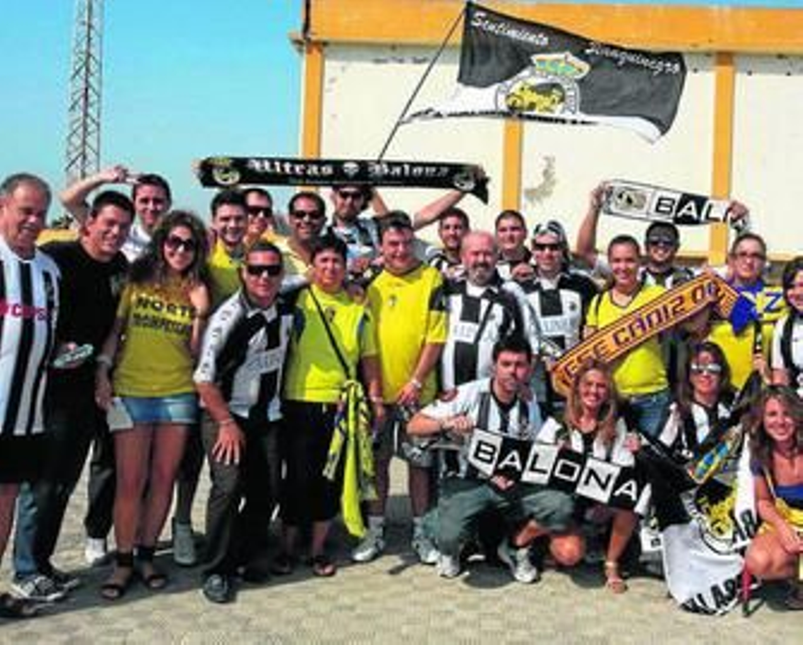 Aficionados de ambos conjuntos, entremezclados, antes del encuentro de la primera vuelta.