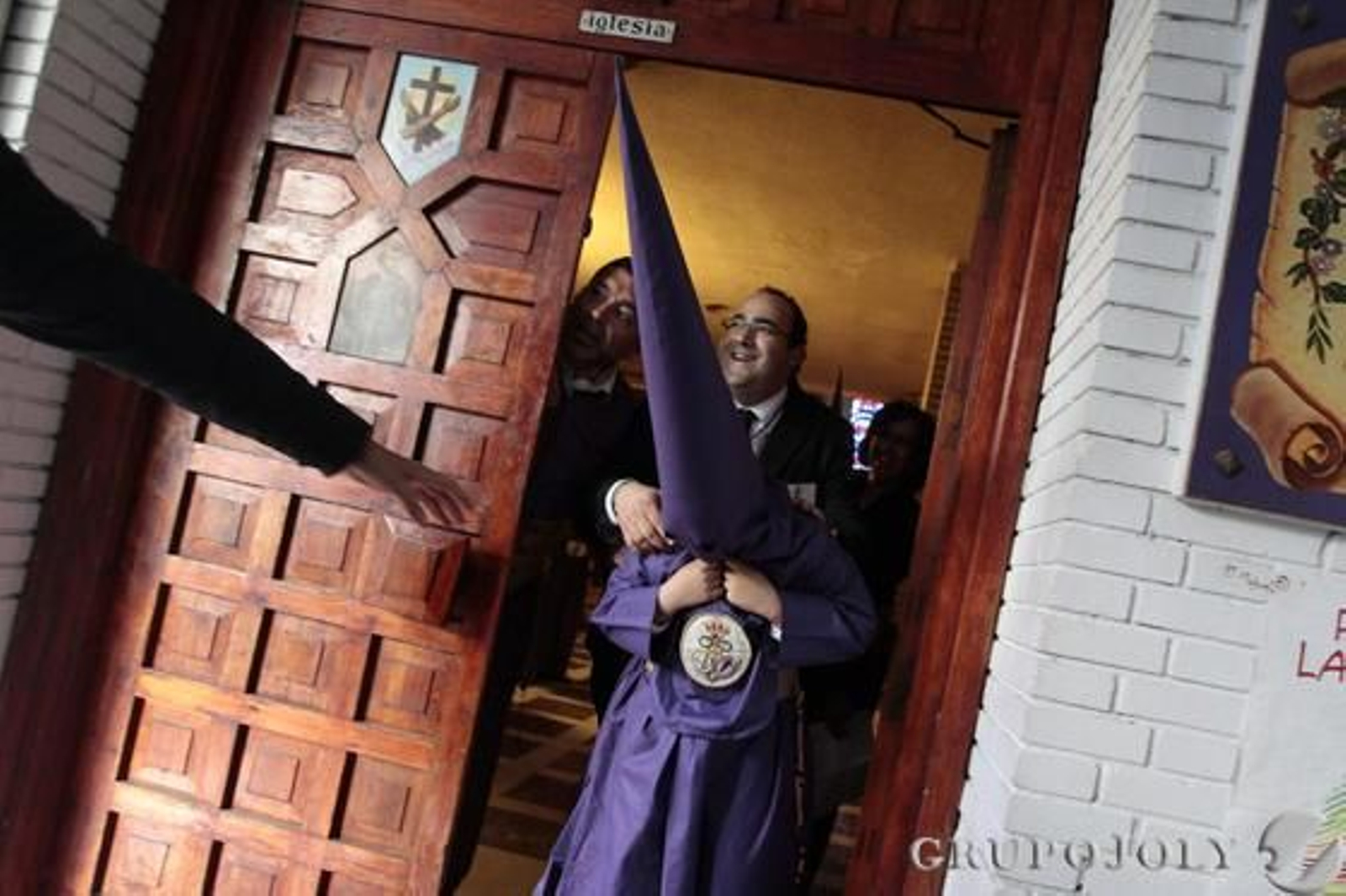 Un hermano de la Defensión abandona el templo ayer.

Foto: Jose Contreras