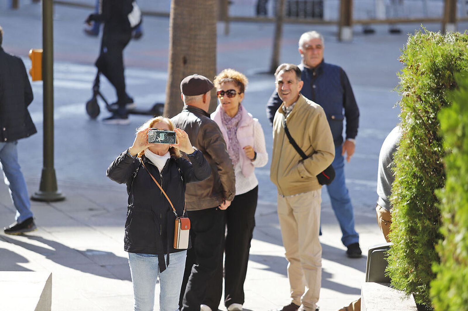 Una mujer realiza una foto con su móvil en Huelva