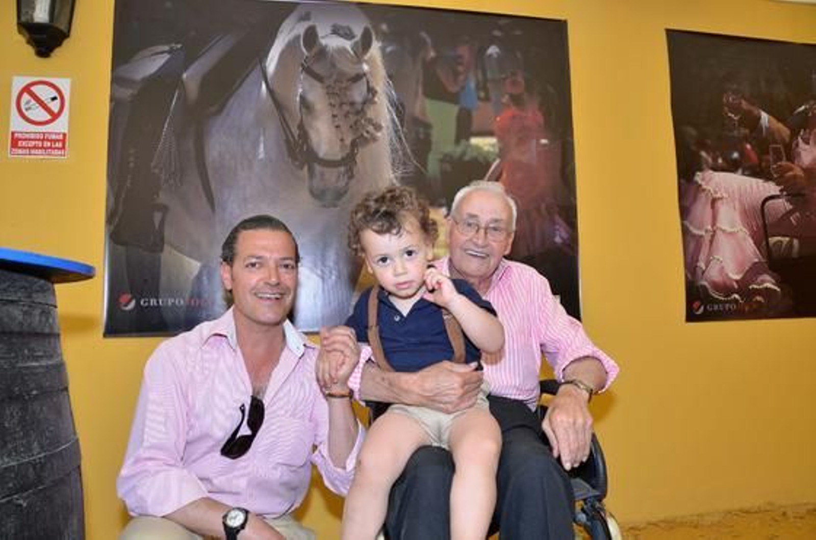 Antonio López Herrera, junto a su hijo AntonioJesús López Gago, y su nieto Antoñete, ayer en la caseta de este Diario.

Foto: Manuel Aranda