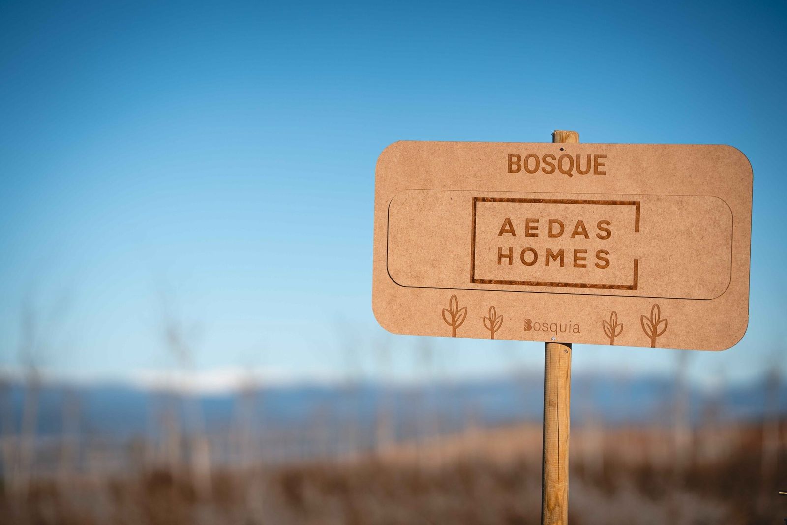 Cartel informativo de bosque Aedas Homes.