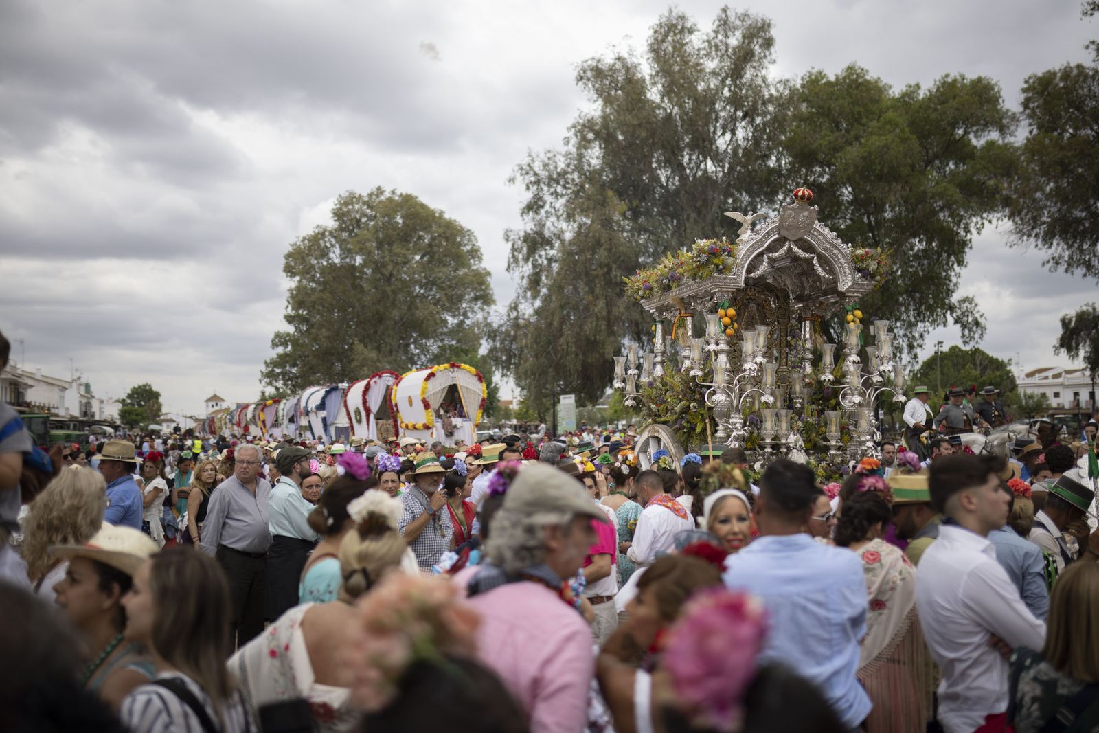 El Rocío 2023: Imágenes de ambiente en la aldea durante la presentación de las Hermandades