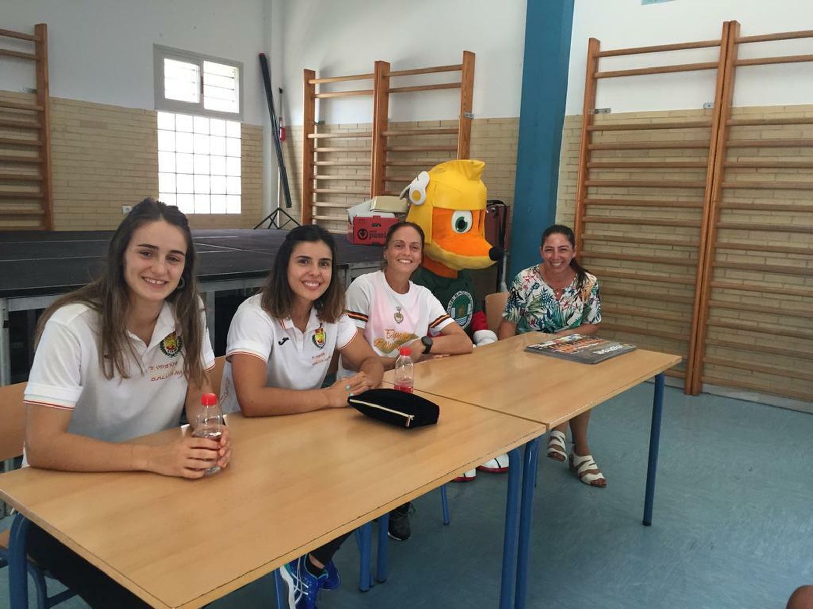 Fotogalería de la visita de las 'Guerreras' a colegios de la provincia