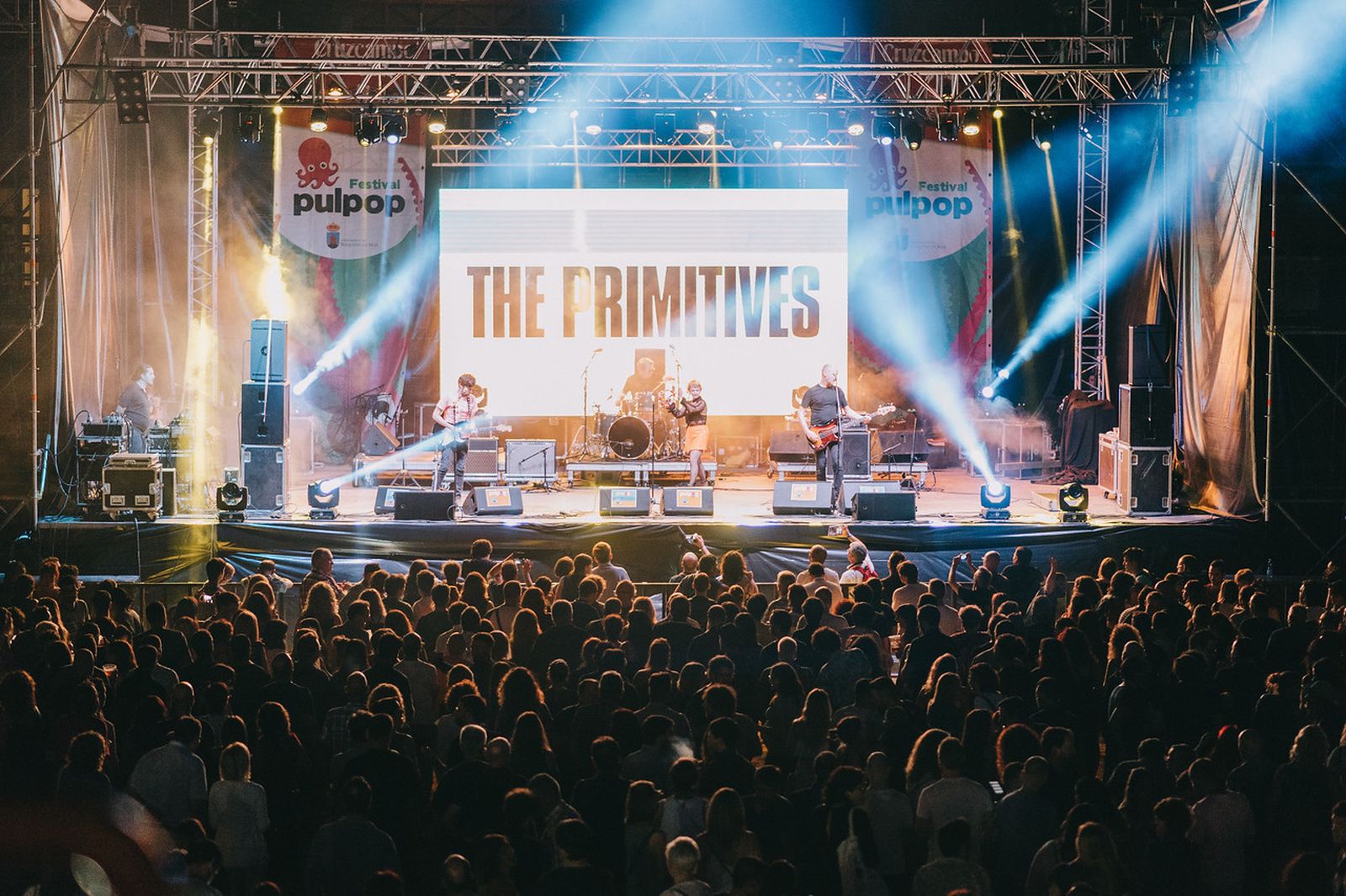 Actuación de The Primitives en la Plaza de Toros de Roquetas.