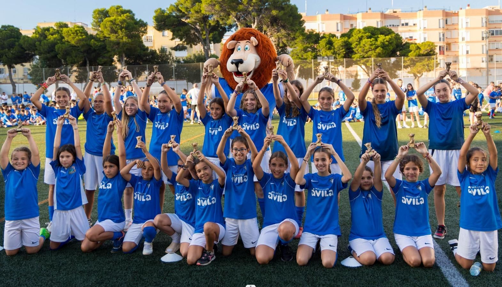 Uno de los equipos de la Escuela de Fútbol Bahía, en San Fernando, durante la clausura de la anterior temporada