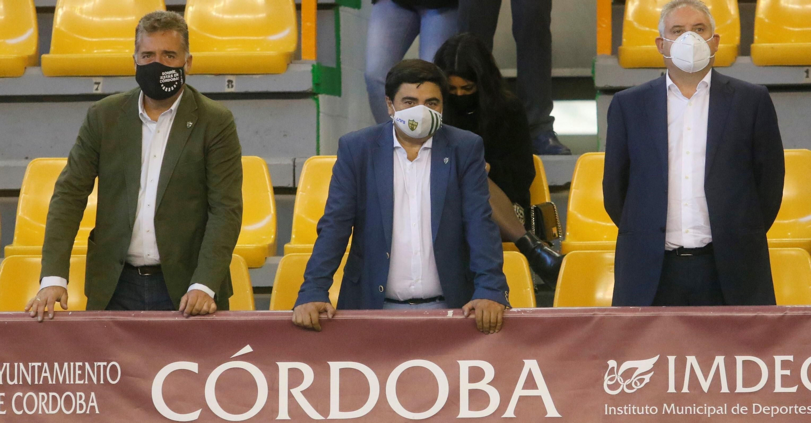 Manuel Torrejimeno (izquierda), junto al presidente del Córdoba Futsal, José García Román, en Vista Alegre.