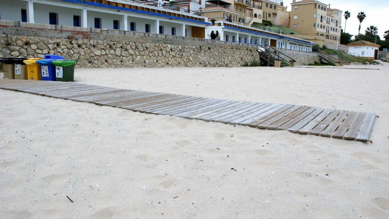 Las playas están ya en gran parte preparadas para la temporada.