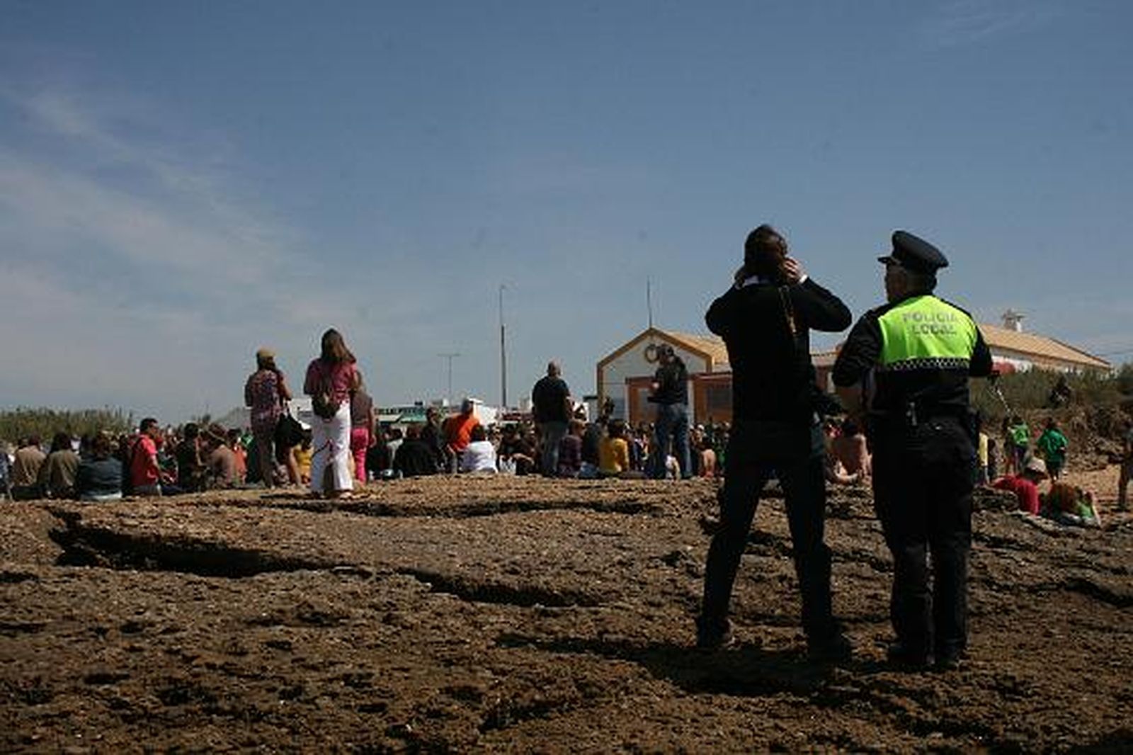Unas 600 personas se concentran para protestar contra el macroproyecto hotelero en El Palmar. 

Foto: Manuel Aragon Pina