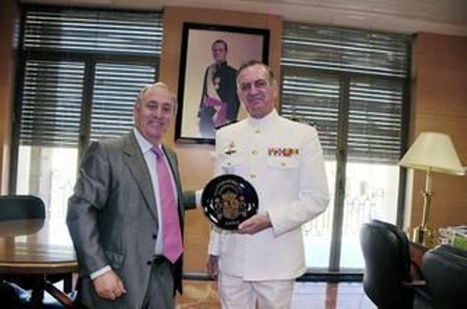 Saucedo entregó a Arcusa un recuerdo de su visita.