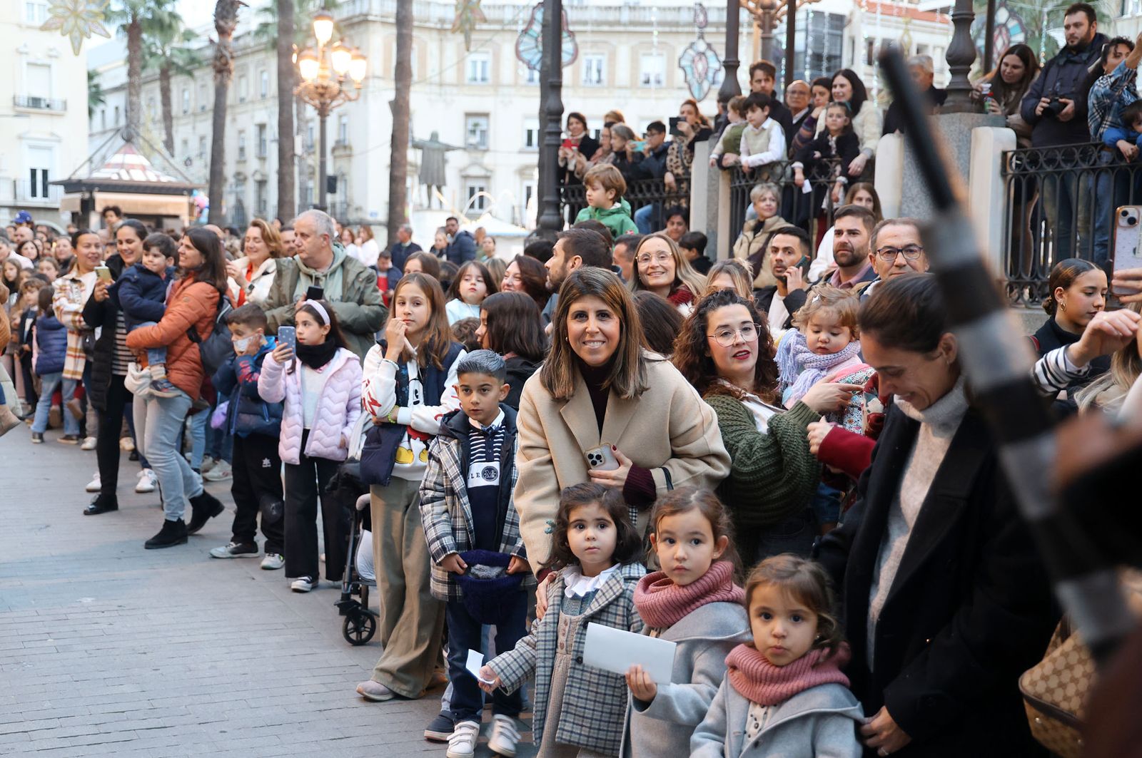 Imágenes del Heraldo Real anunciando la llegada de los Reyes Magos a Huelva