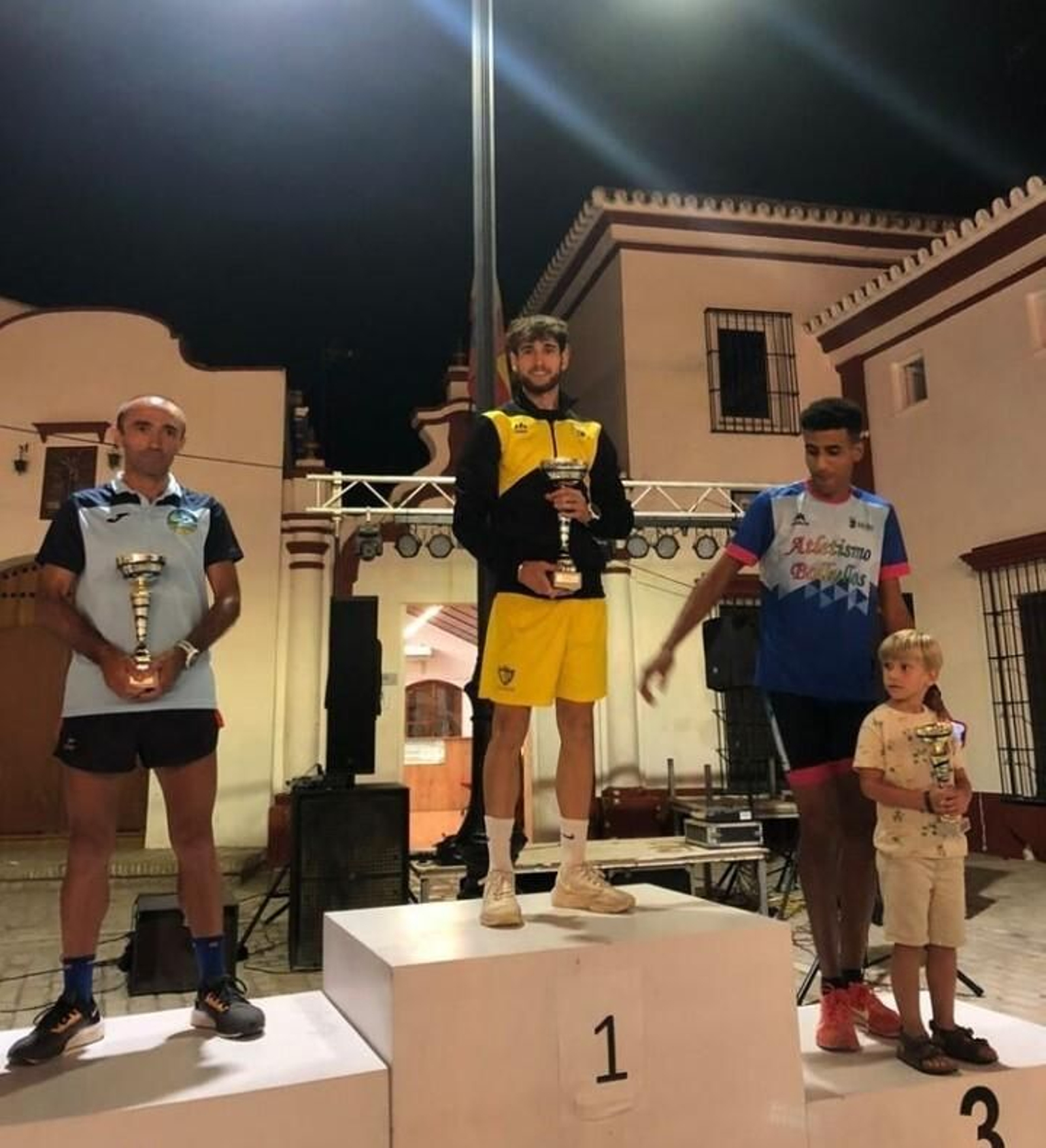 Podio de la general absoluta masculina de la carrera de Villalba del Alcor. Podio de la general absoluta masculina de la carrera de Villalba del Alcor.