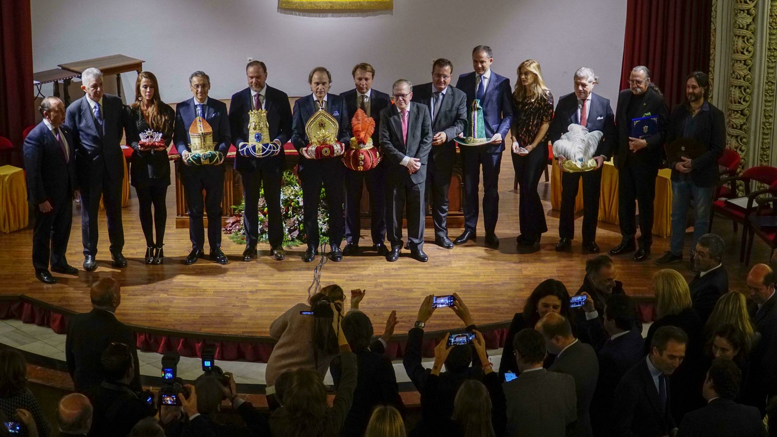 Los miembros del cortejo de la cabalgata con sus coronas y tocados.