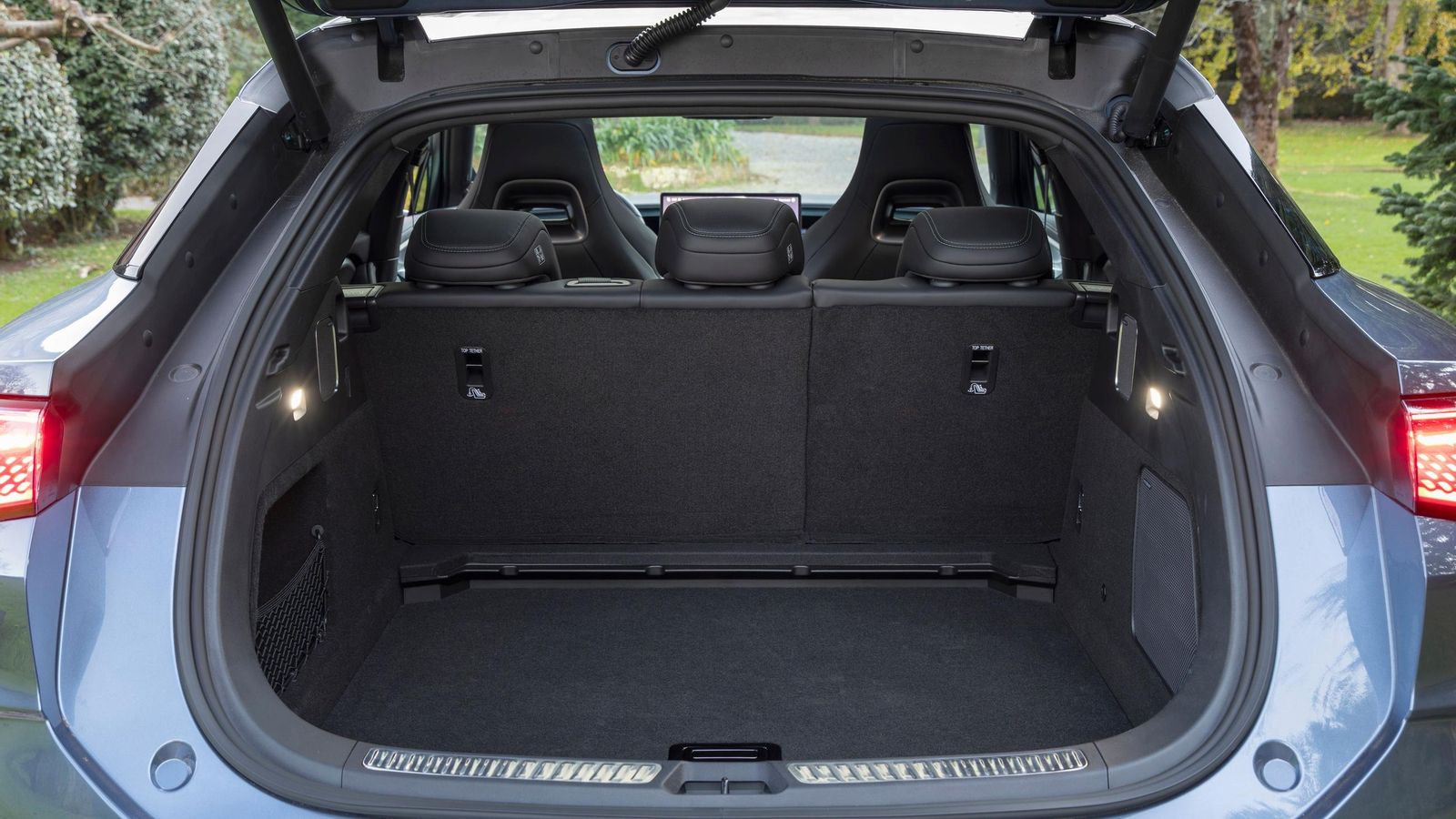 El maletero ofrece un volumen correcto, pero si pretendemos darle al BYD Sealion 7 un uso familiar y realizar trayectos de importancia puede quedar algo comprometido.