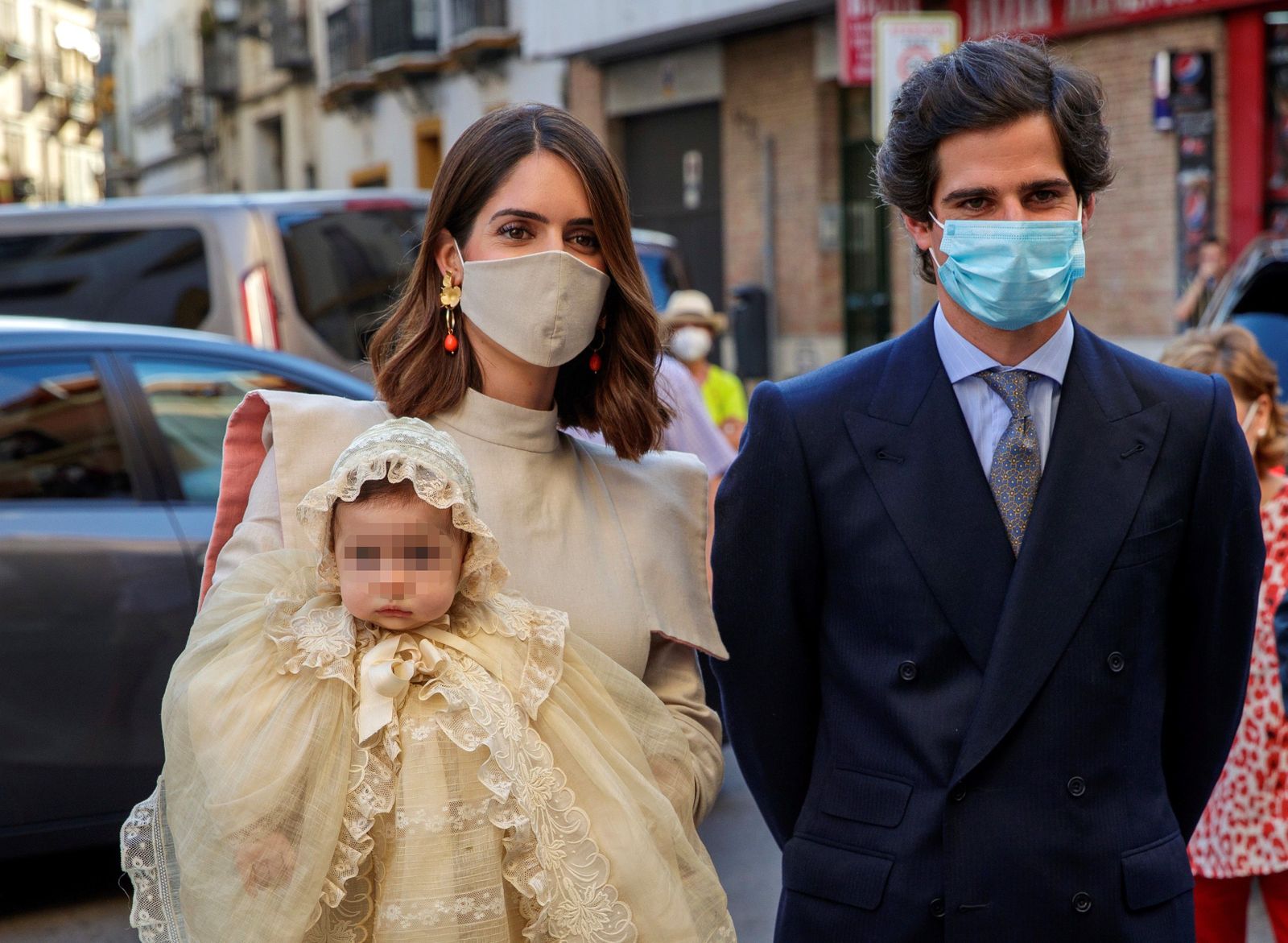 Los duques de Huéscar con su hija Rosario, de nueve meses.