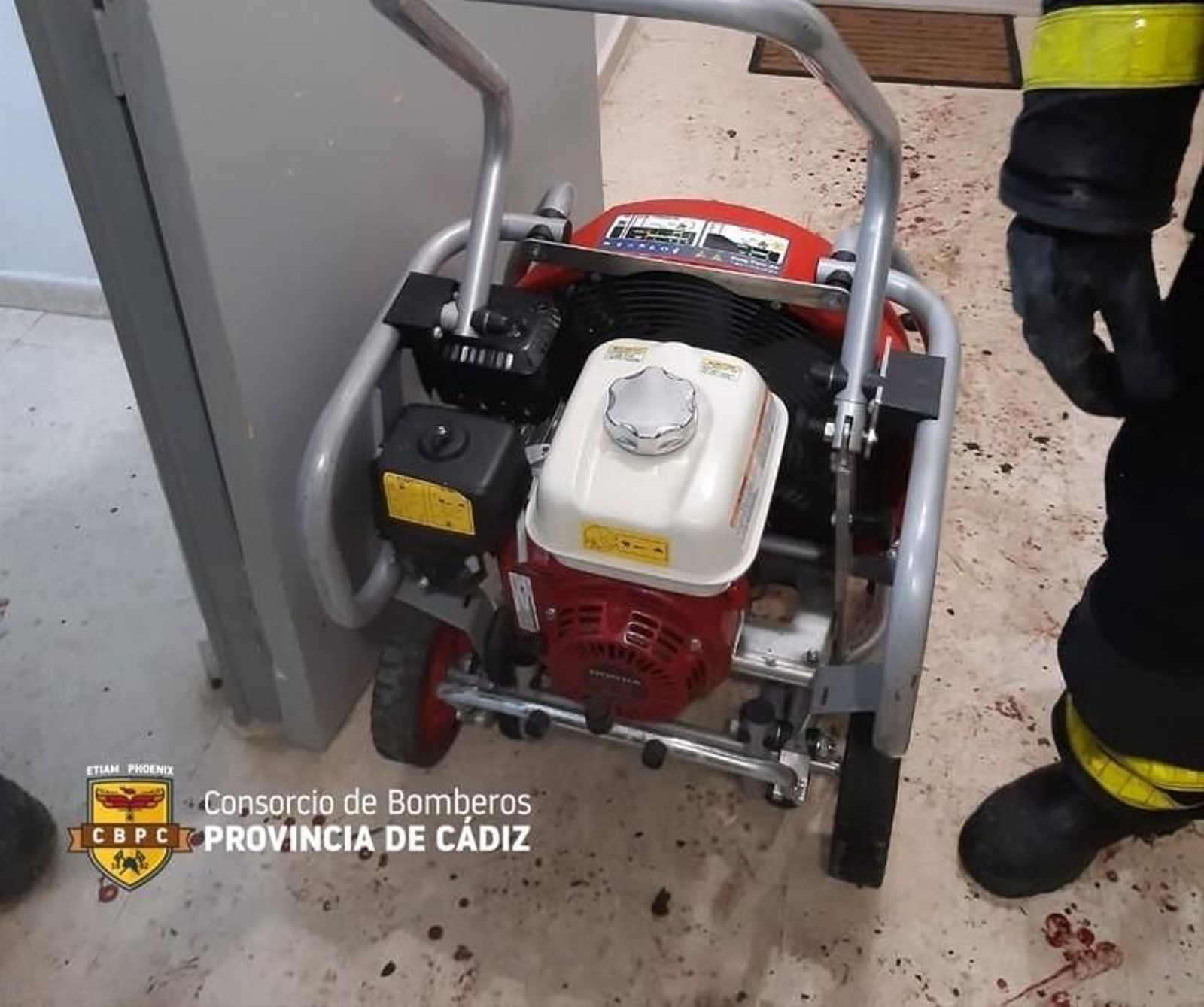 El turbo ventilador con el que los bomberos ventilaron el domicilio de Vallesequillo en el que ardió el colchón