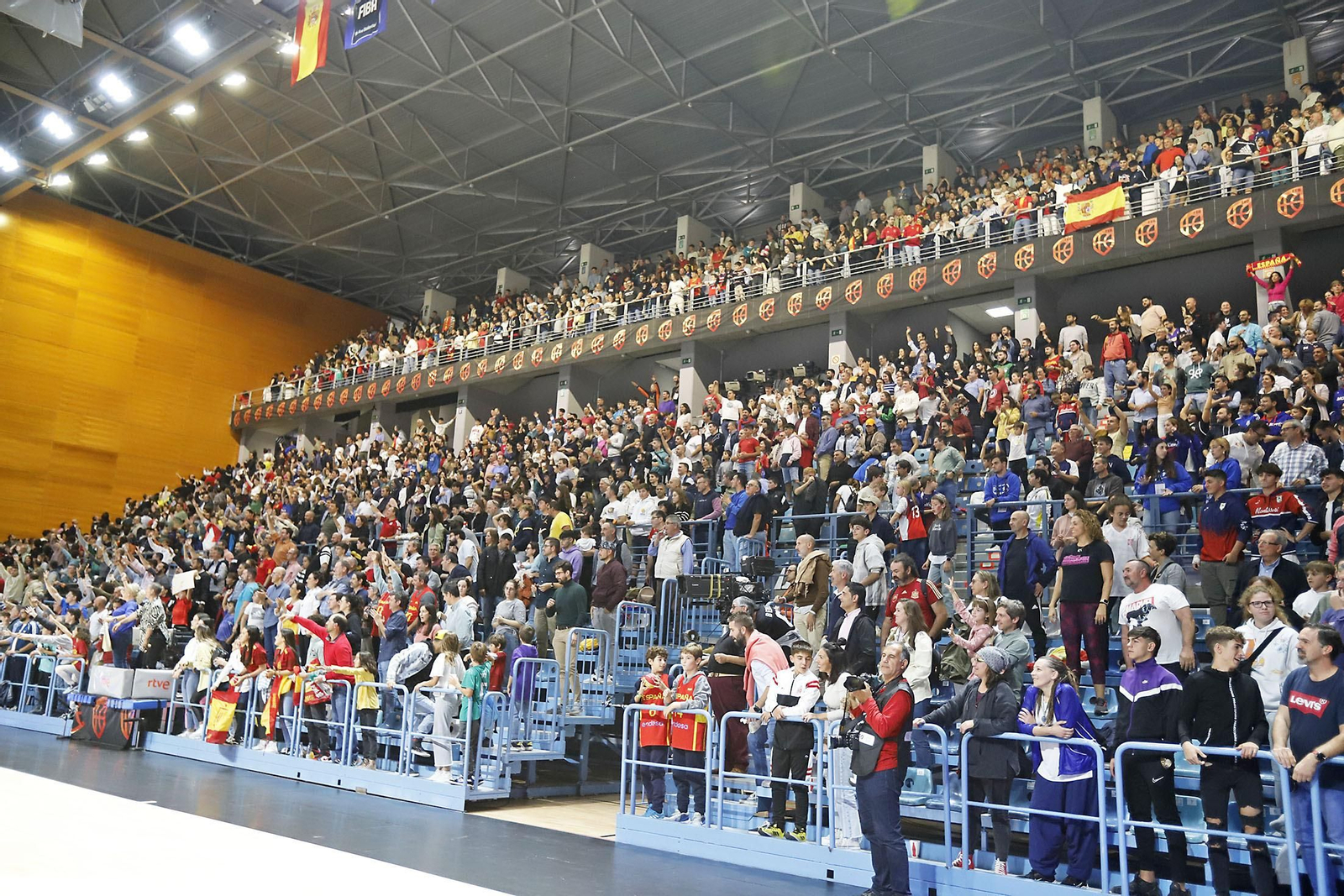 Imágenes de la celebración de la selección Española de baloncesto por certificar su pase con una victoria ante Paises Bajos Imágenes de la celebración de la selección Española de baloncesto por certificar su pase con una victoria ante Paises Bajos