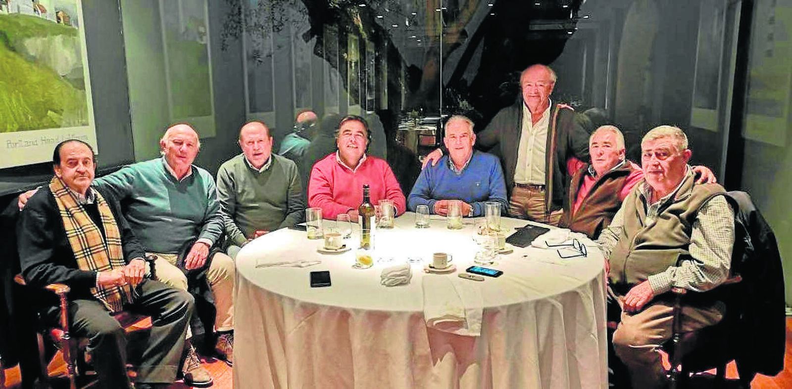 Pepe Bohórquez, Andrés Soto, Ignacio Valdés, Joaquín Galindo, Paco Núñez, José María Navarro, Manolo Cabrera y Chano Moreno, durante la comida con motivo de los cincuenta años de su salida del internado del colegio de San Luis Gonzaga.