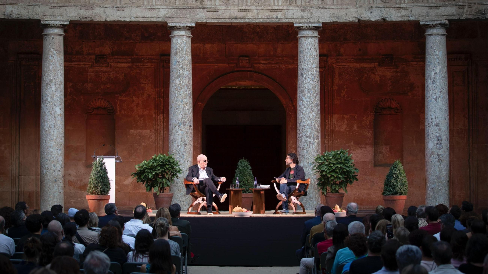 El escritor Salman Rushdie durante su intervención en la inauguración de la primera edición de cultur_ALH en el Palacio de Carlos V