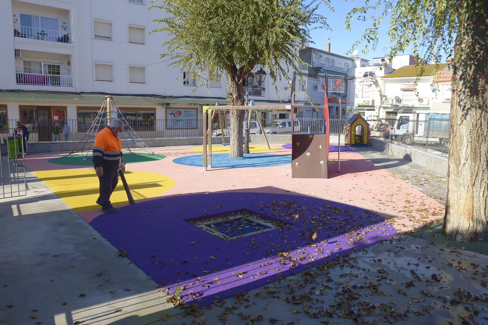 Un operario de jardinería en Tesorillo.