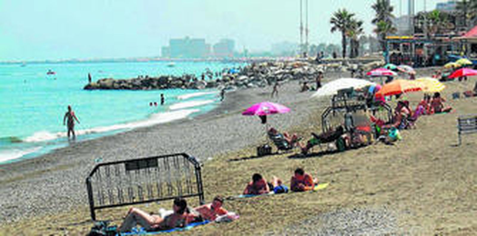 Bañistas, ayer, en San Andrés, en la zona en la que se prohibió el baño.